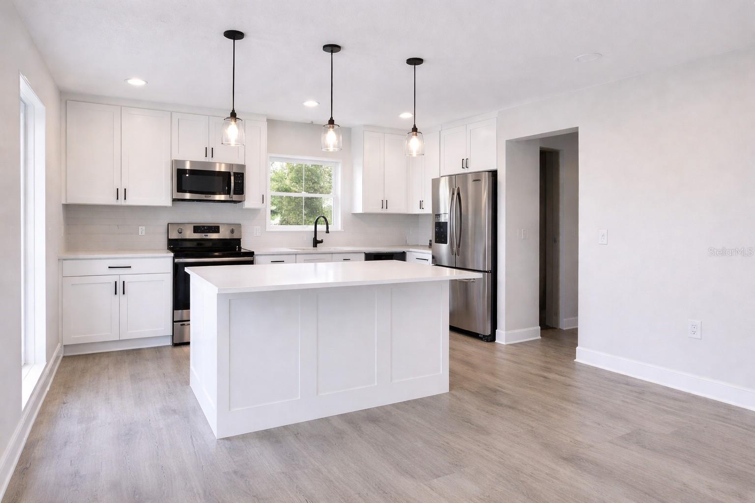 Listing photo id 9 for 664 Mandalay Avenue