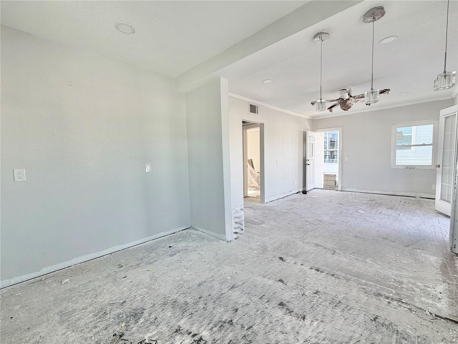 Listing photo id 10 for 664 Mandalay Avenue