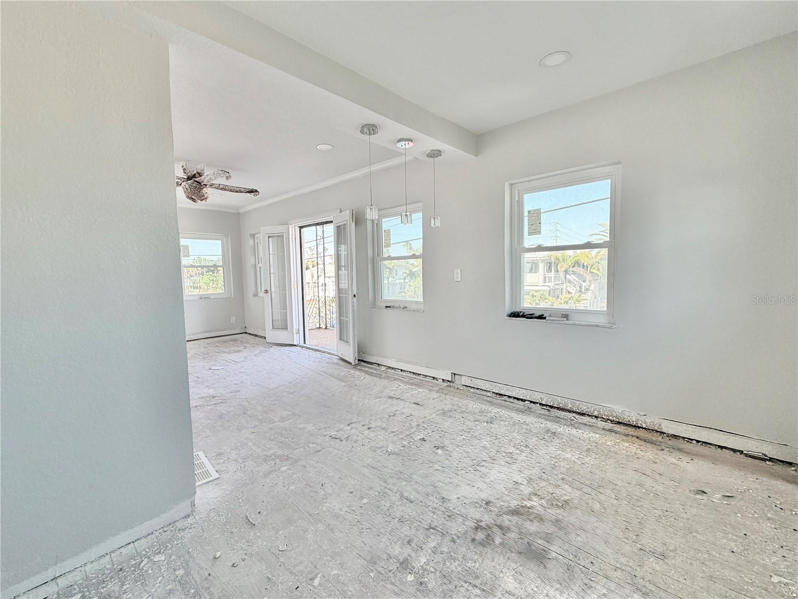 Listing photo id 11 for 664 Mandalay Avenue