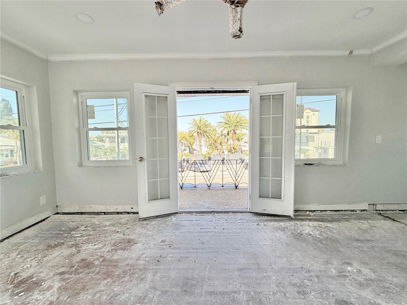 Listing photo id 12 for 664 Mandalay Avenue