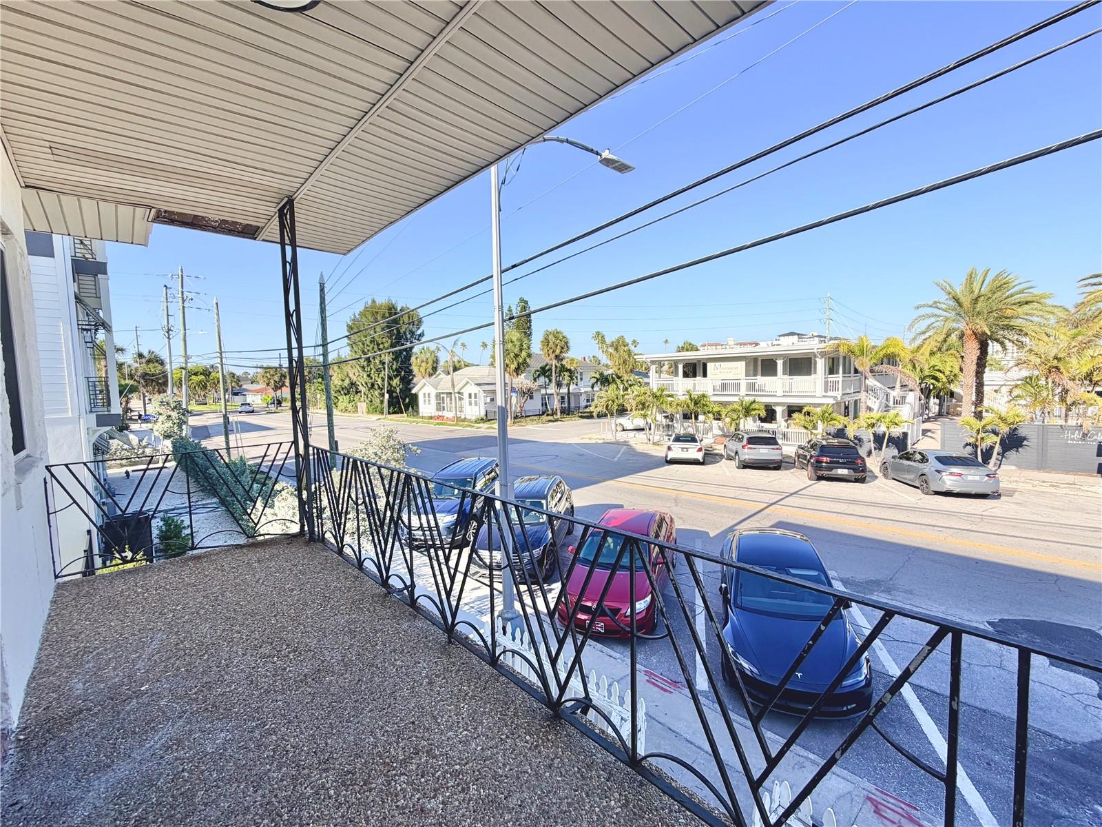 Listing photo id 13 for 664 Mandalay Avenue