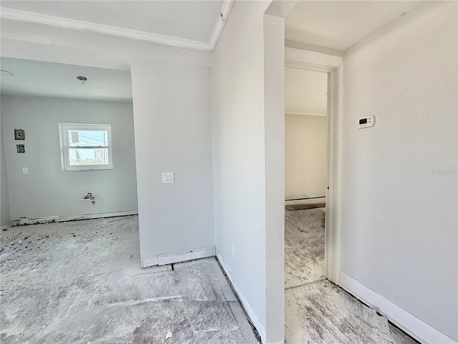 Listing photo id 15 for 664 Mandalay Avenue