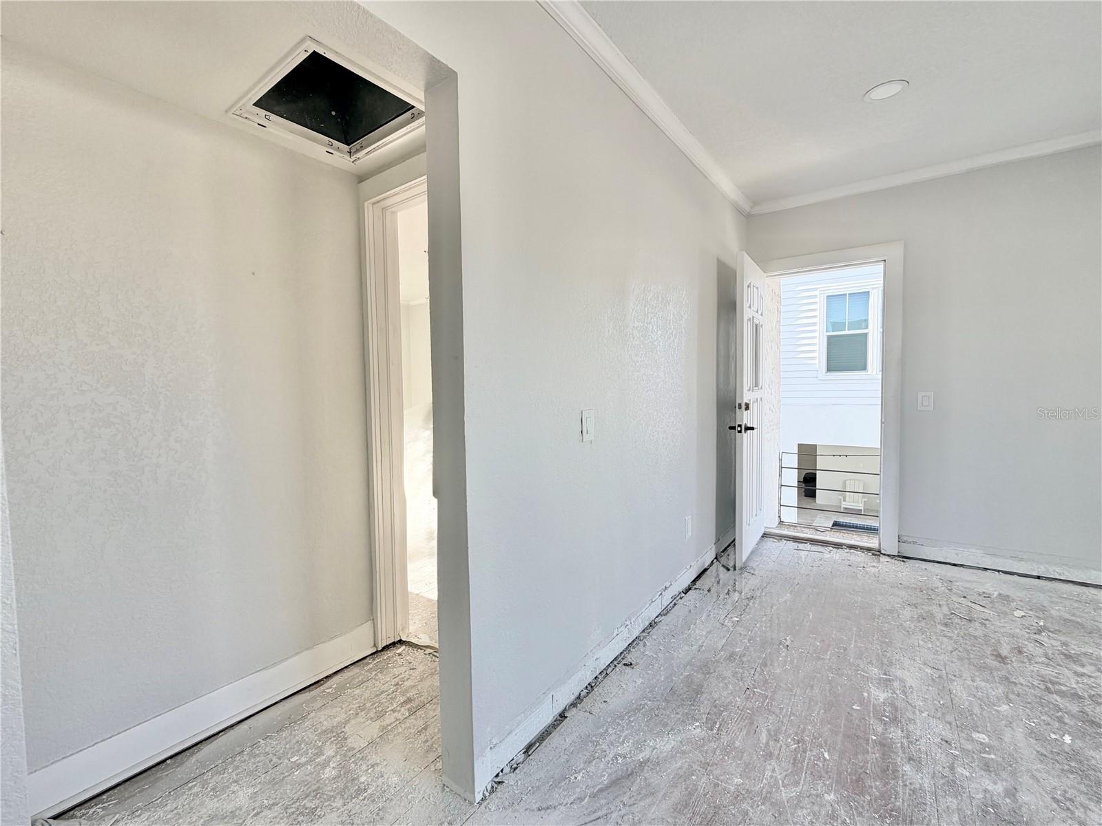 Listing photo id 16 for 664 Mandalay Avenue