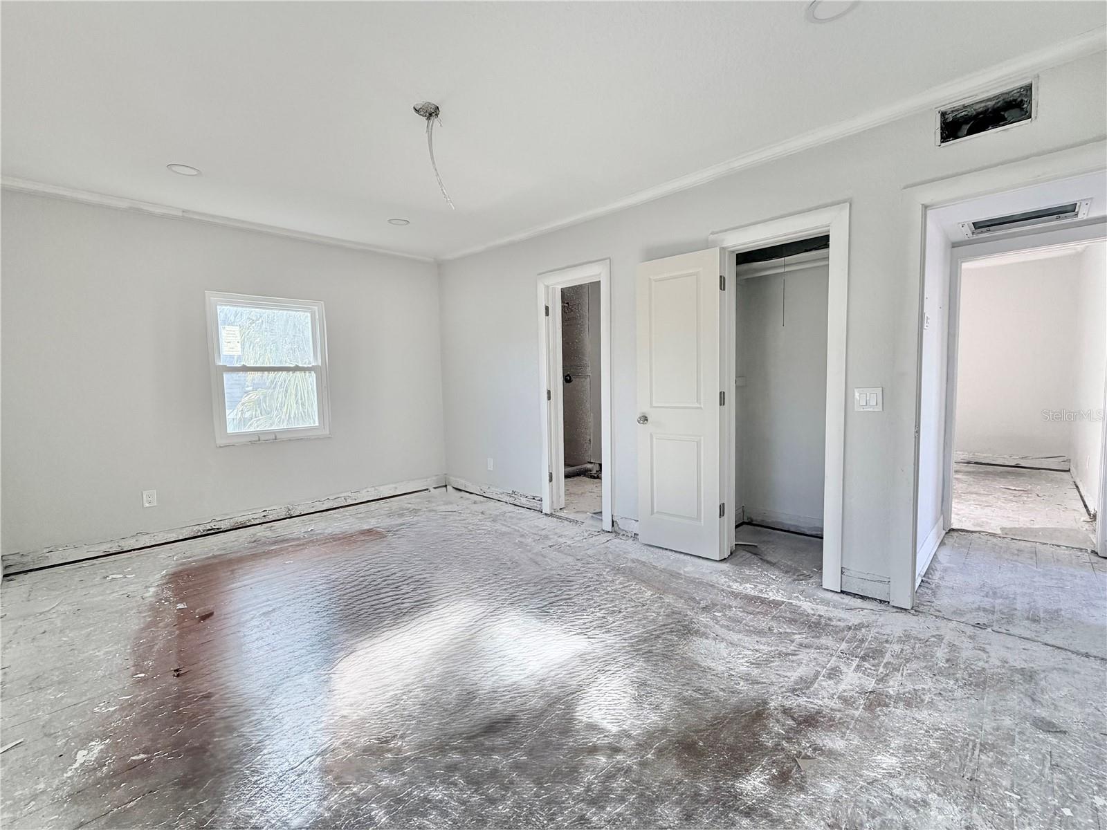 Listing photo id 18 for 664 Mandalay Avenue