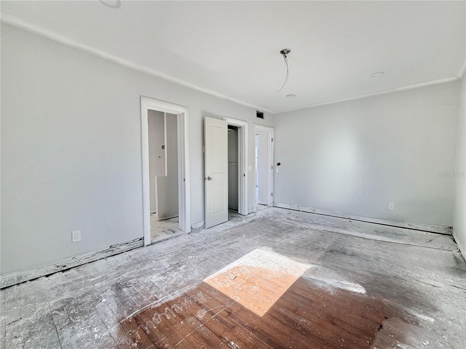 Listing photo id 19 for 664 Mandalay Avenue