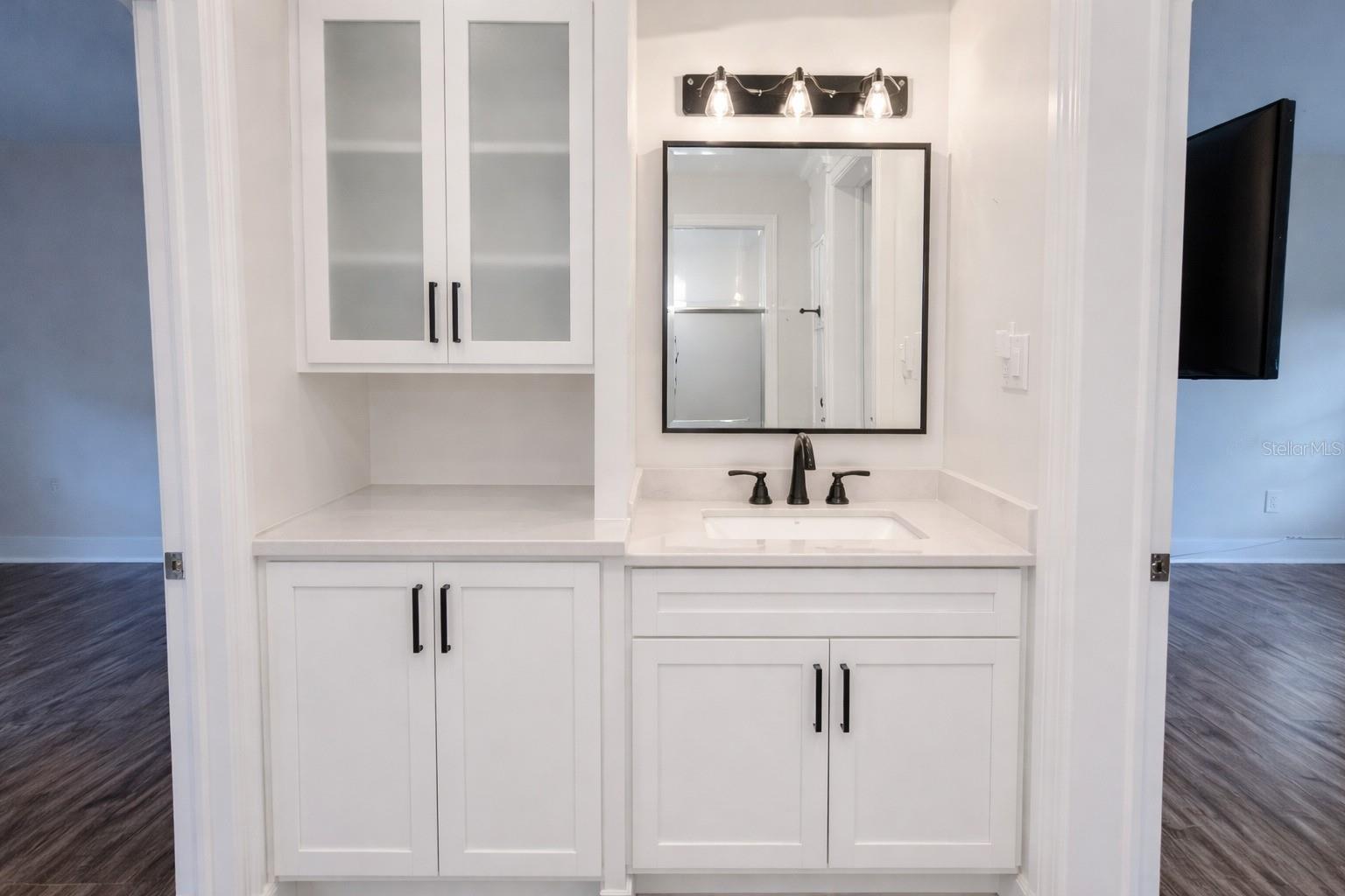 Listing photo id 23 for 664 Mandalay Avenue