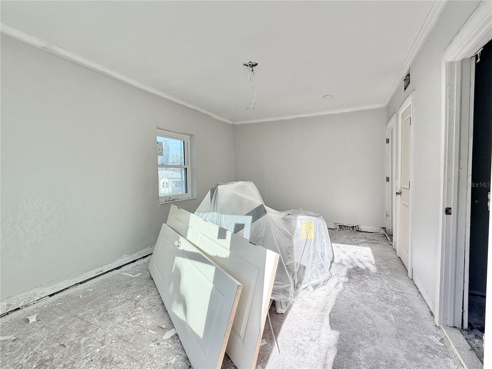 Listing photo id 25 for 664 Mandalay Avenue