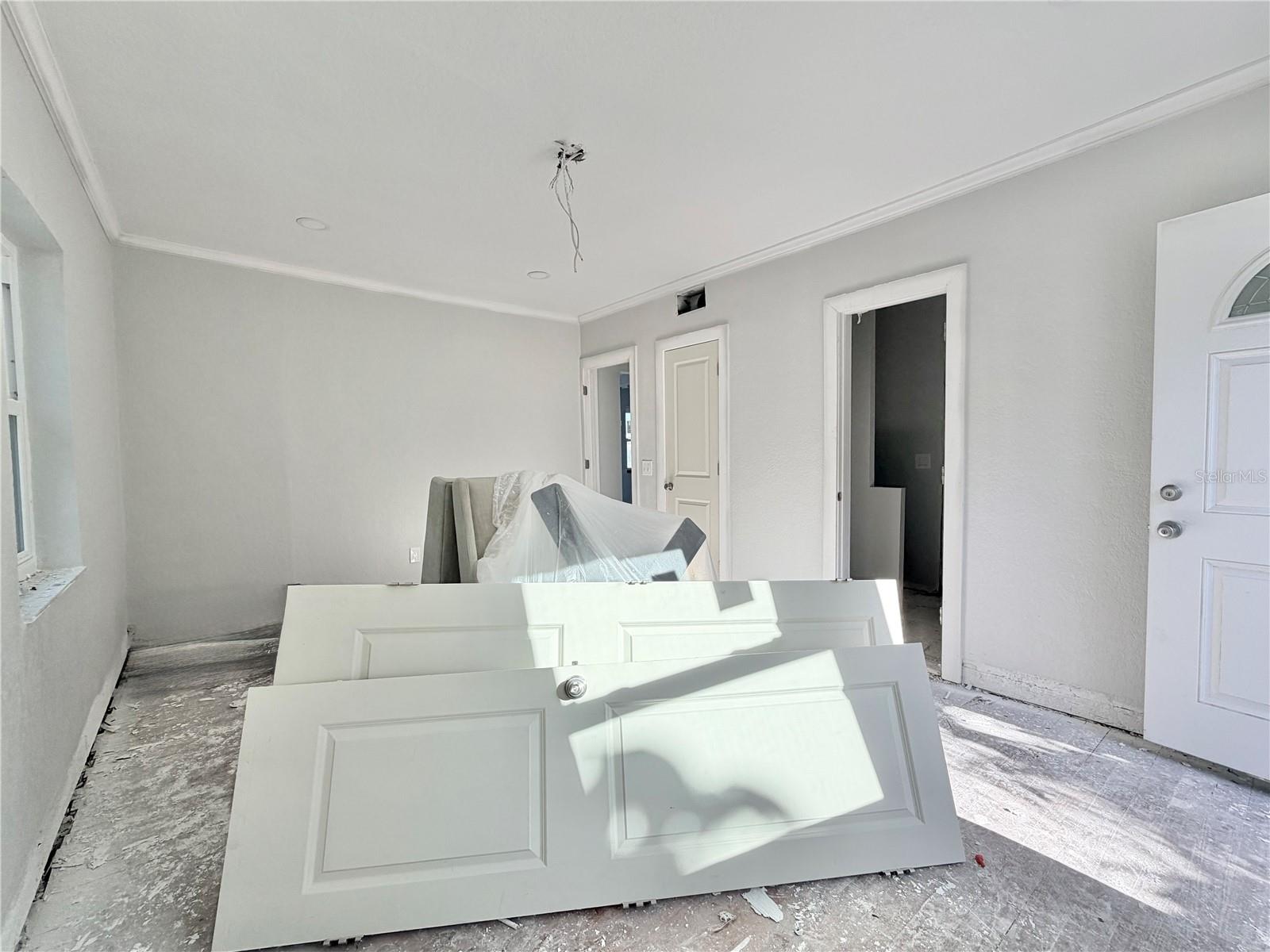 Listing photo id 26 for 664 Mandalay Avenue