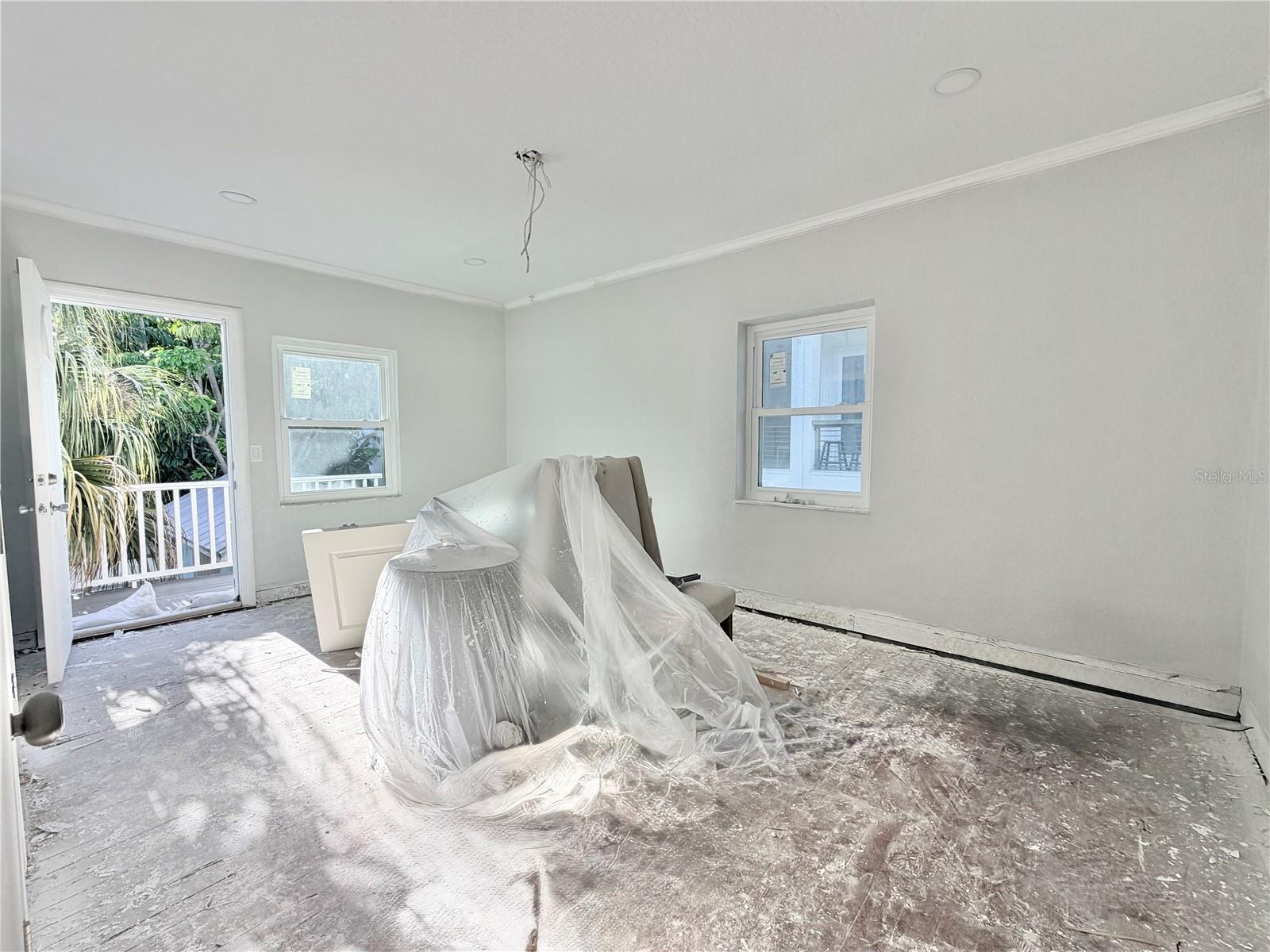 Listing photo id 27 for 664 Mandalay Avenue