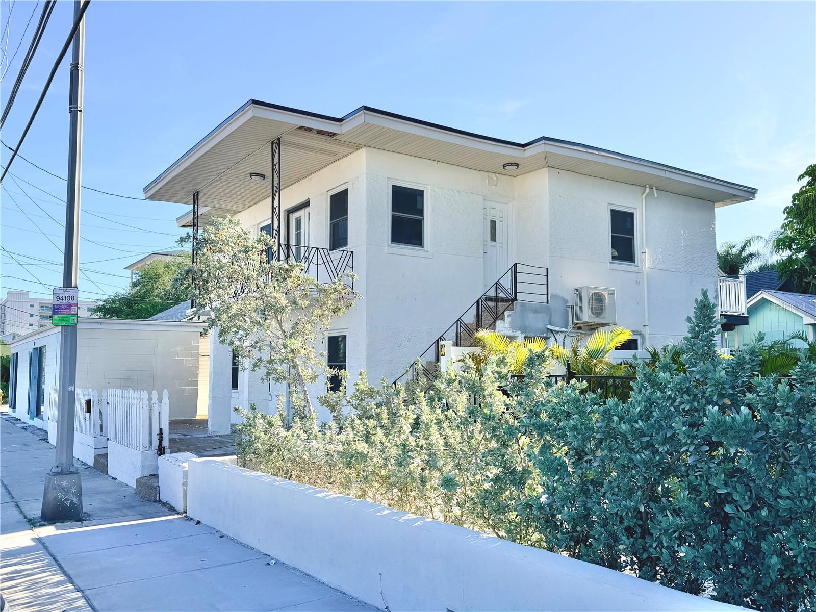 Listing photo id 1 for 664 Mandalay Avenue