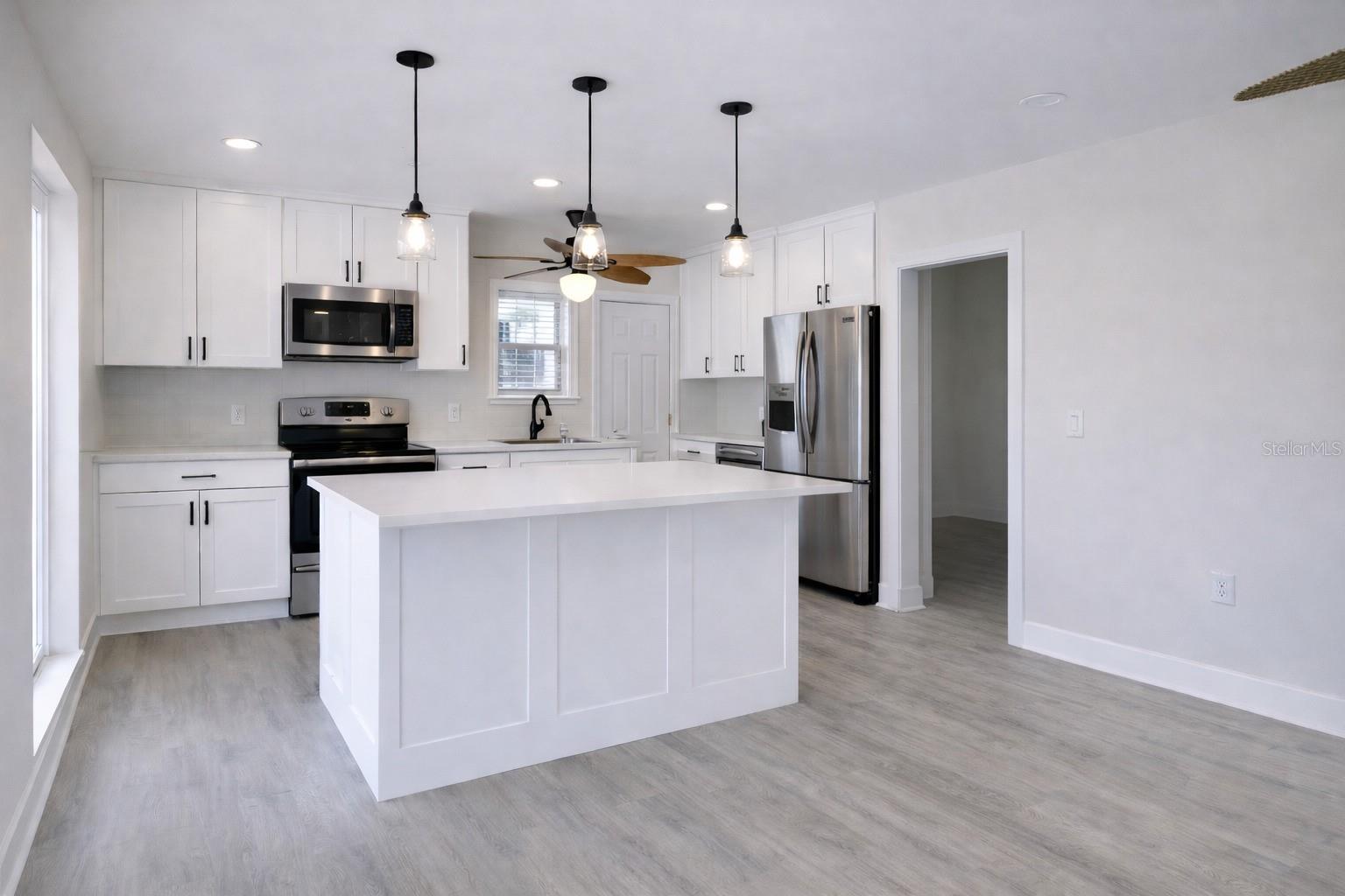 Listing photo id 30 for 664 Mandalay Avenue