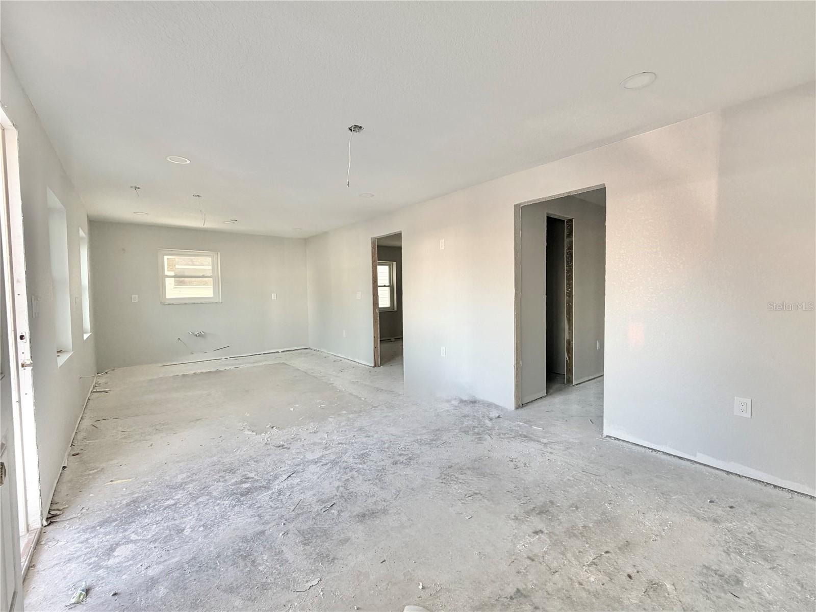 Listing photo id 31 for 664 Mandalay Avenue