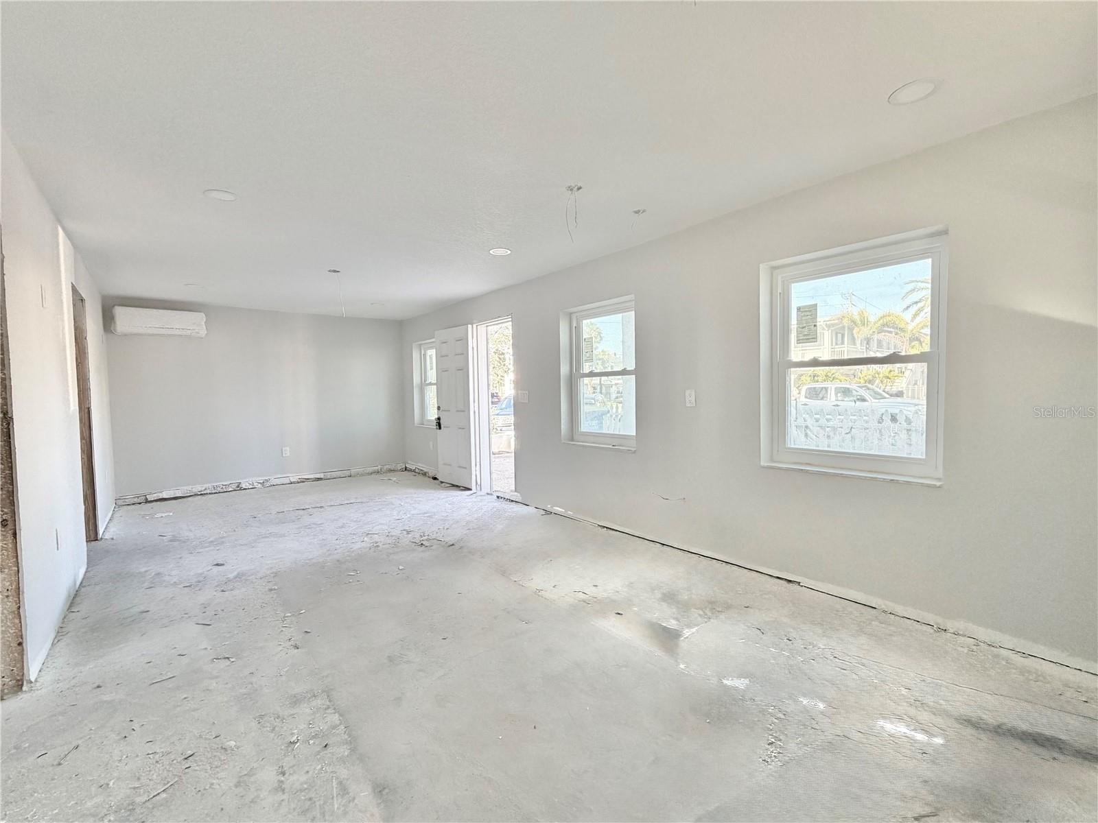 Listing photo id 32 for 664 Mandalay Avenue