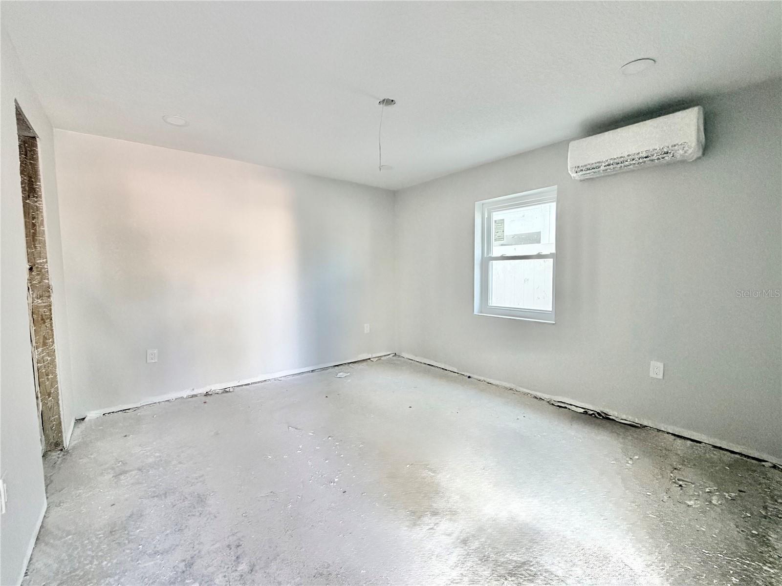 Listing photo id 33 for 664 Mandalay Avenue