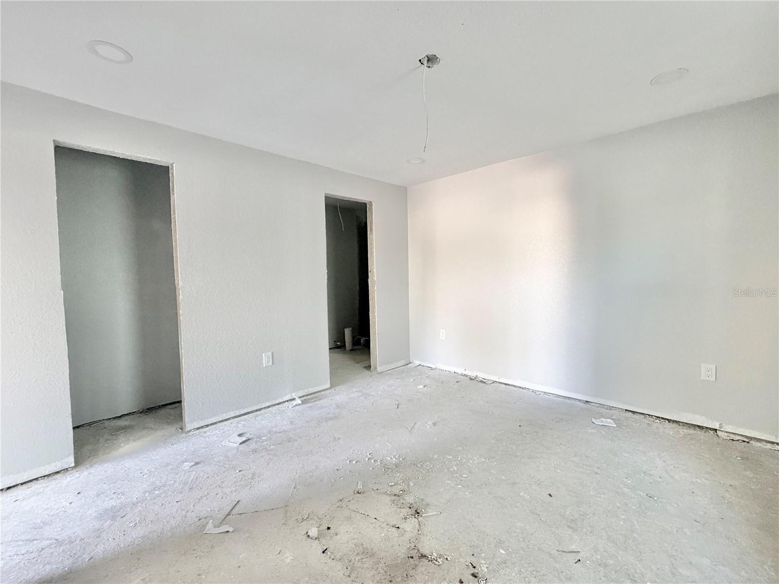 Listing photo id 34 for 664 Mandalay Avenue