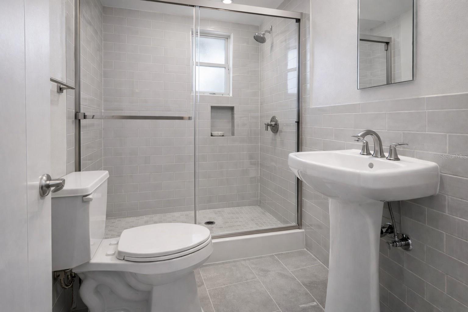 Listing photo id 35 for 664 Mandalay Avenue