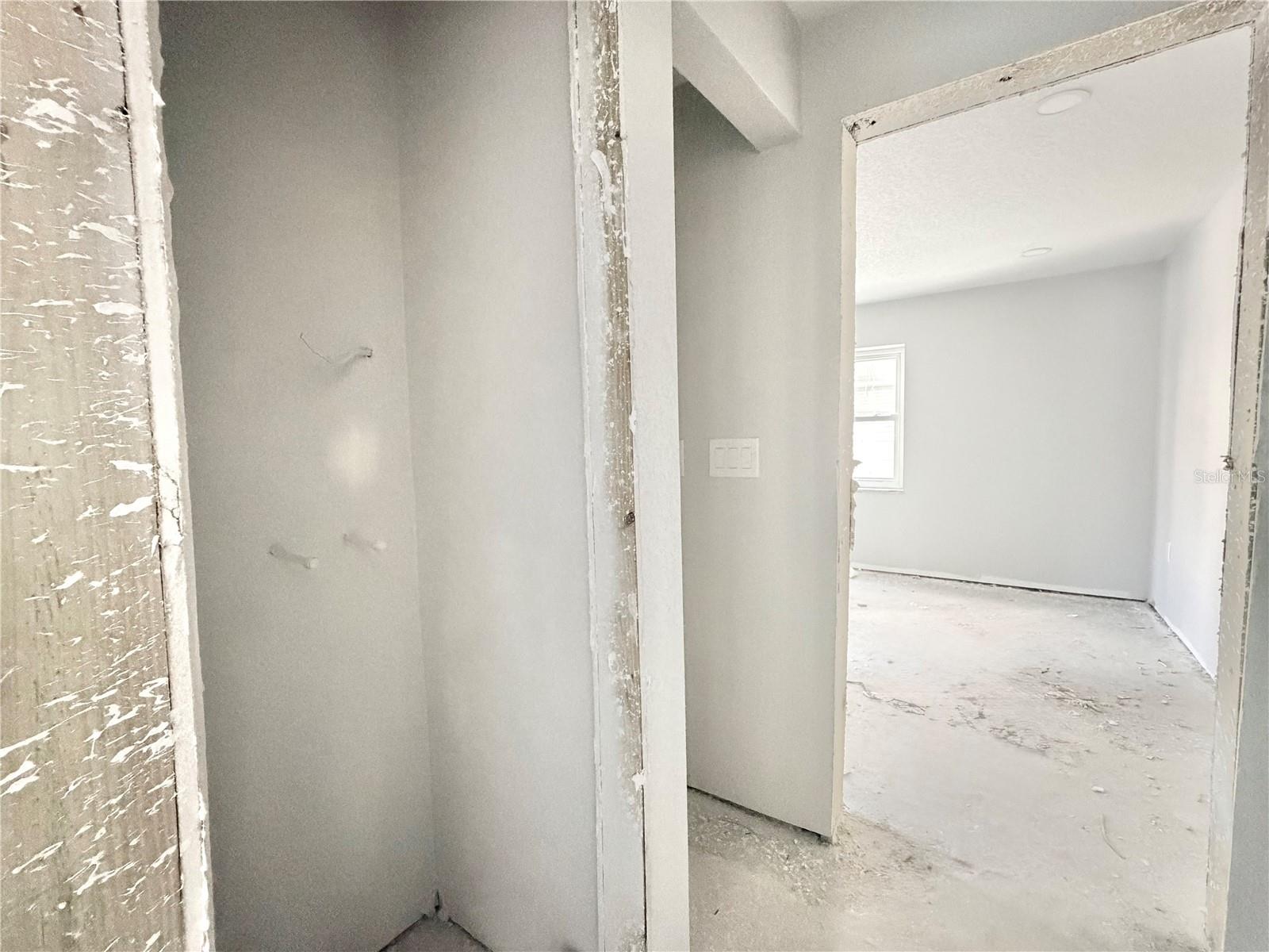 Listing photo id 38 for 664 Mandalay Avenue