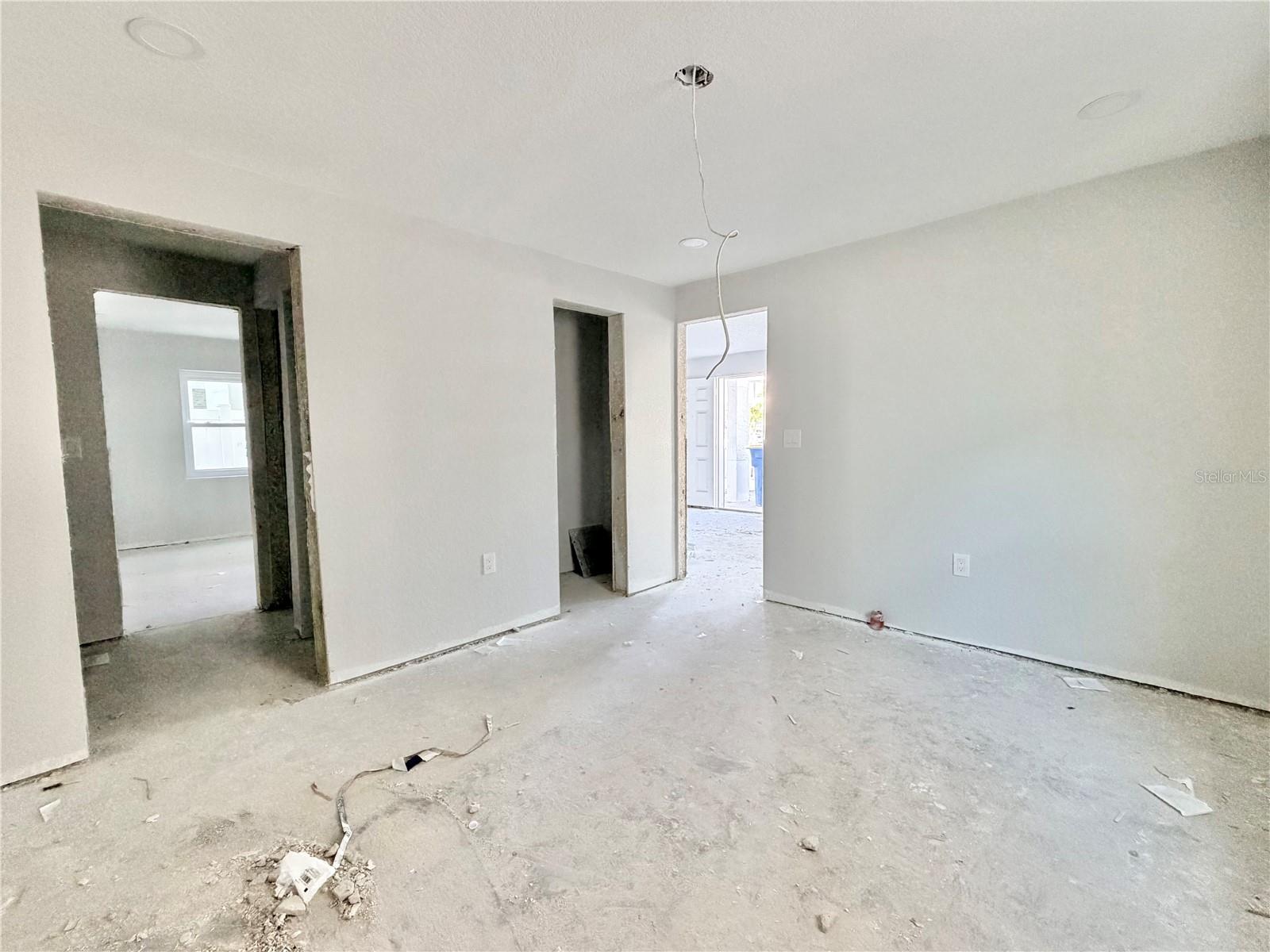 Listing photo id 40 for 664 Mandalay Avenue