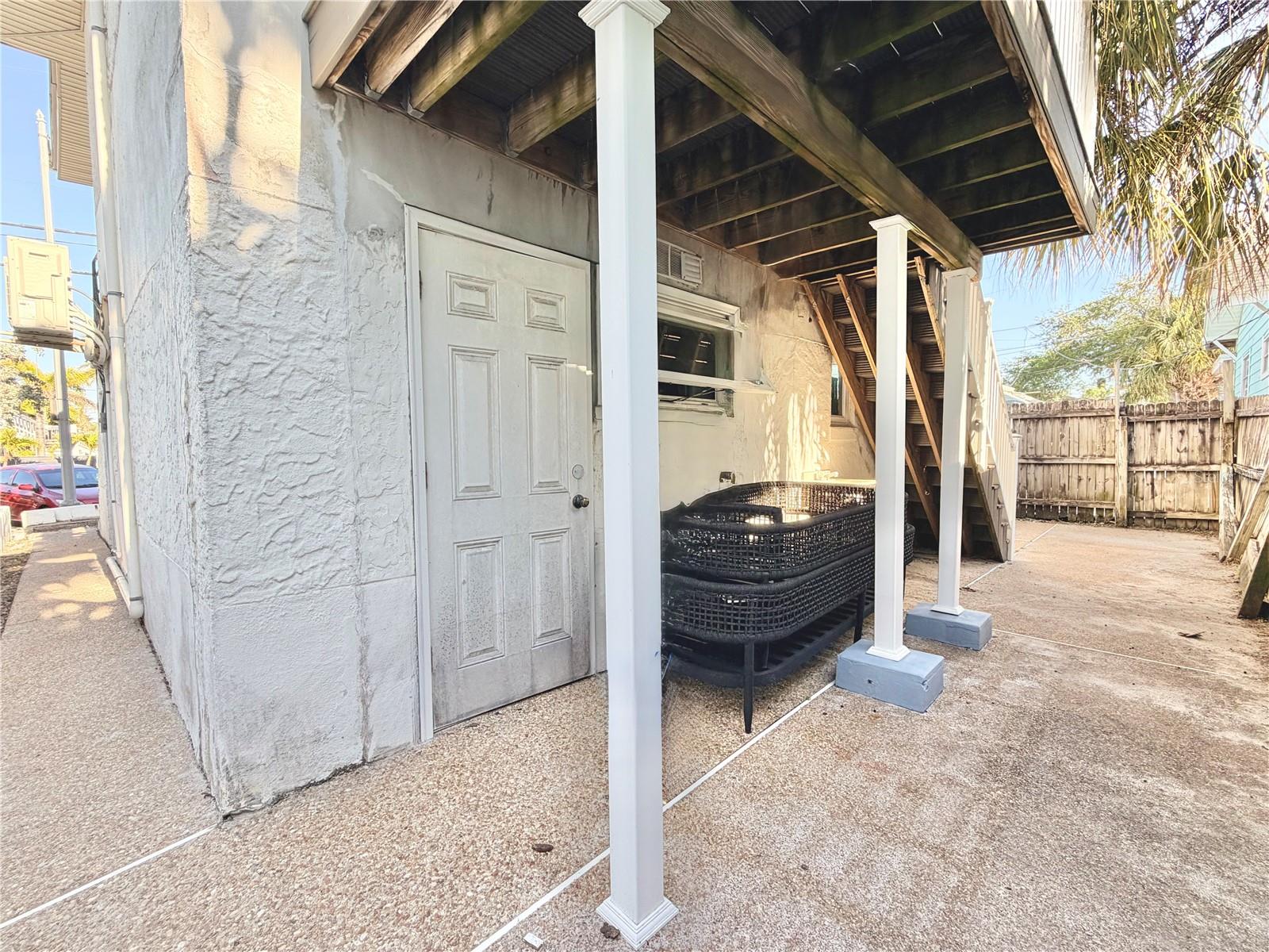 Listing photo id 42 for 664 Mandalay Avenue