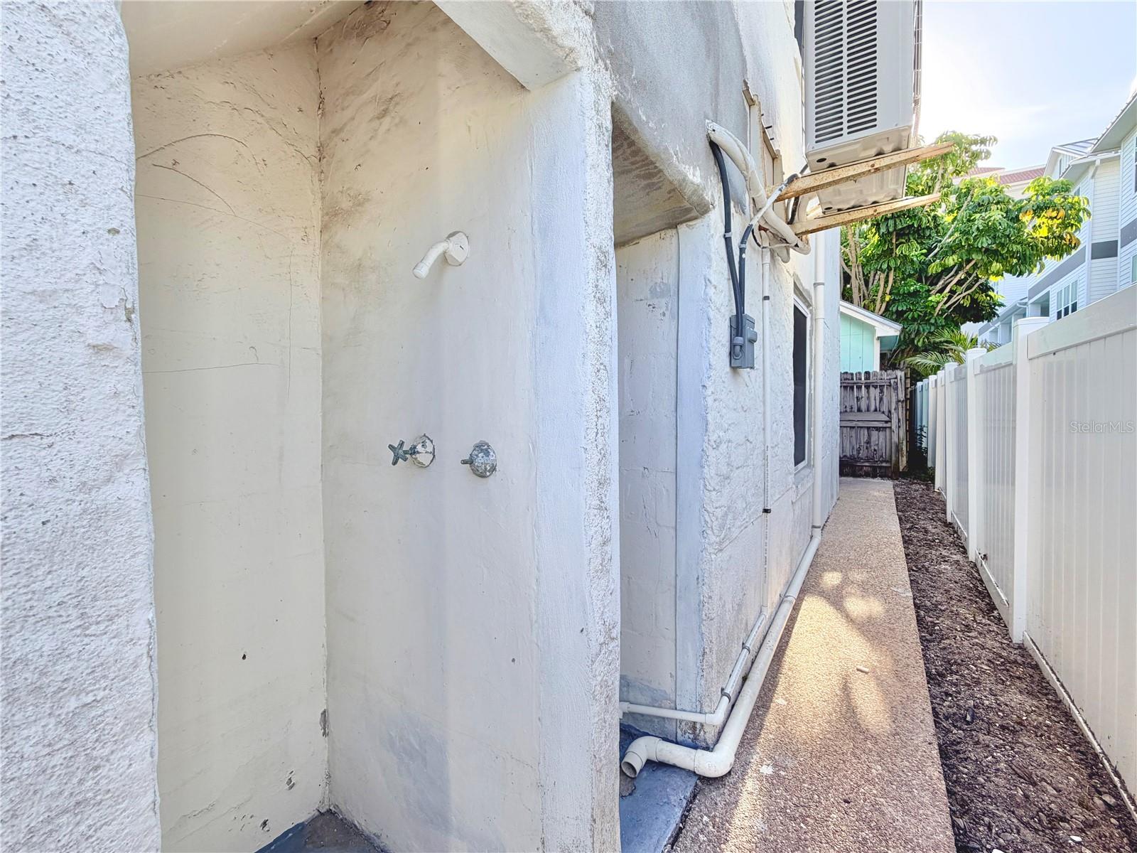 Listing photo id 43 for 664 Mandalay Avenue