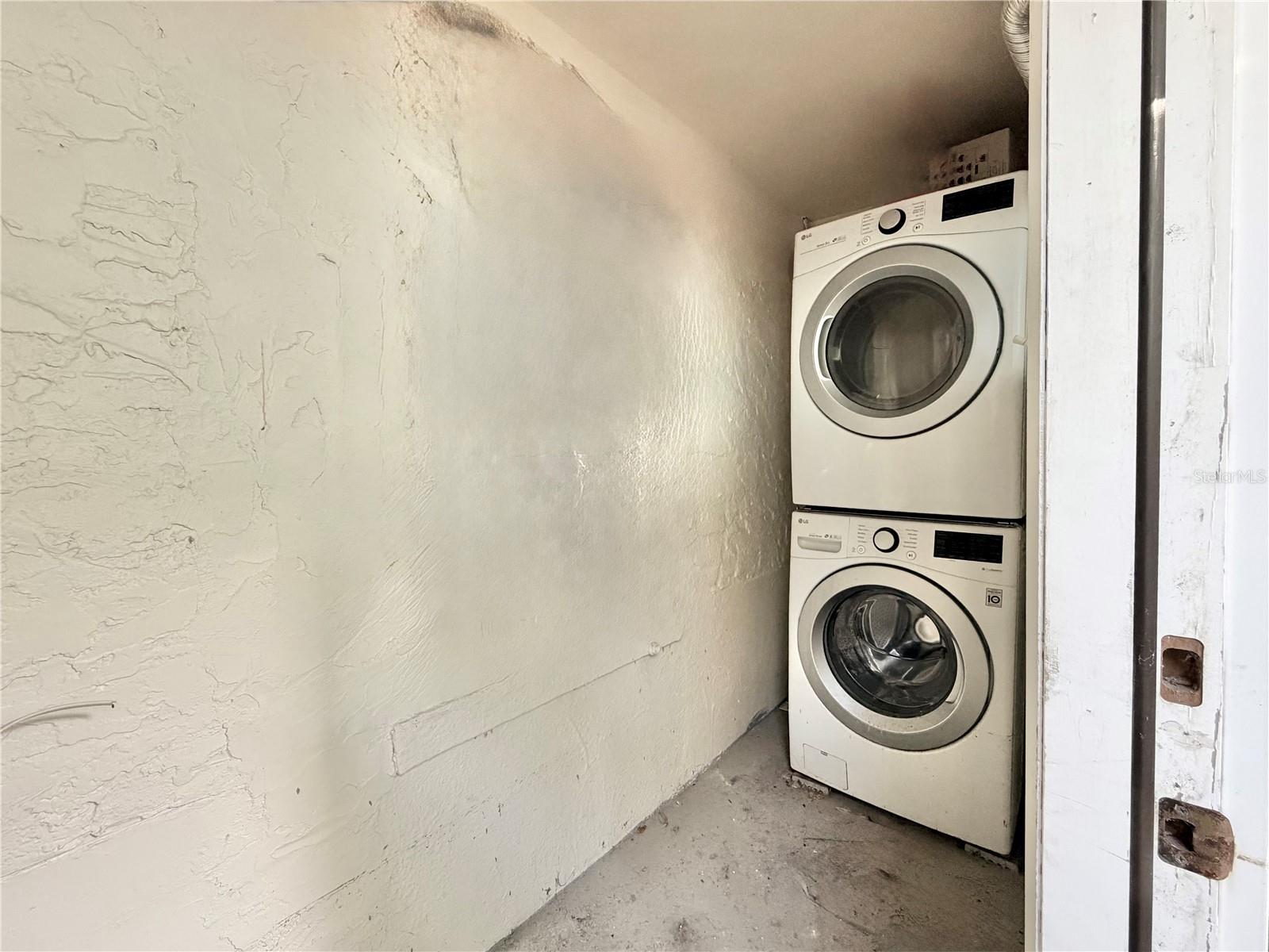 Listing photo id 44 for 664 Mandalay Avenue