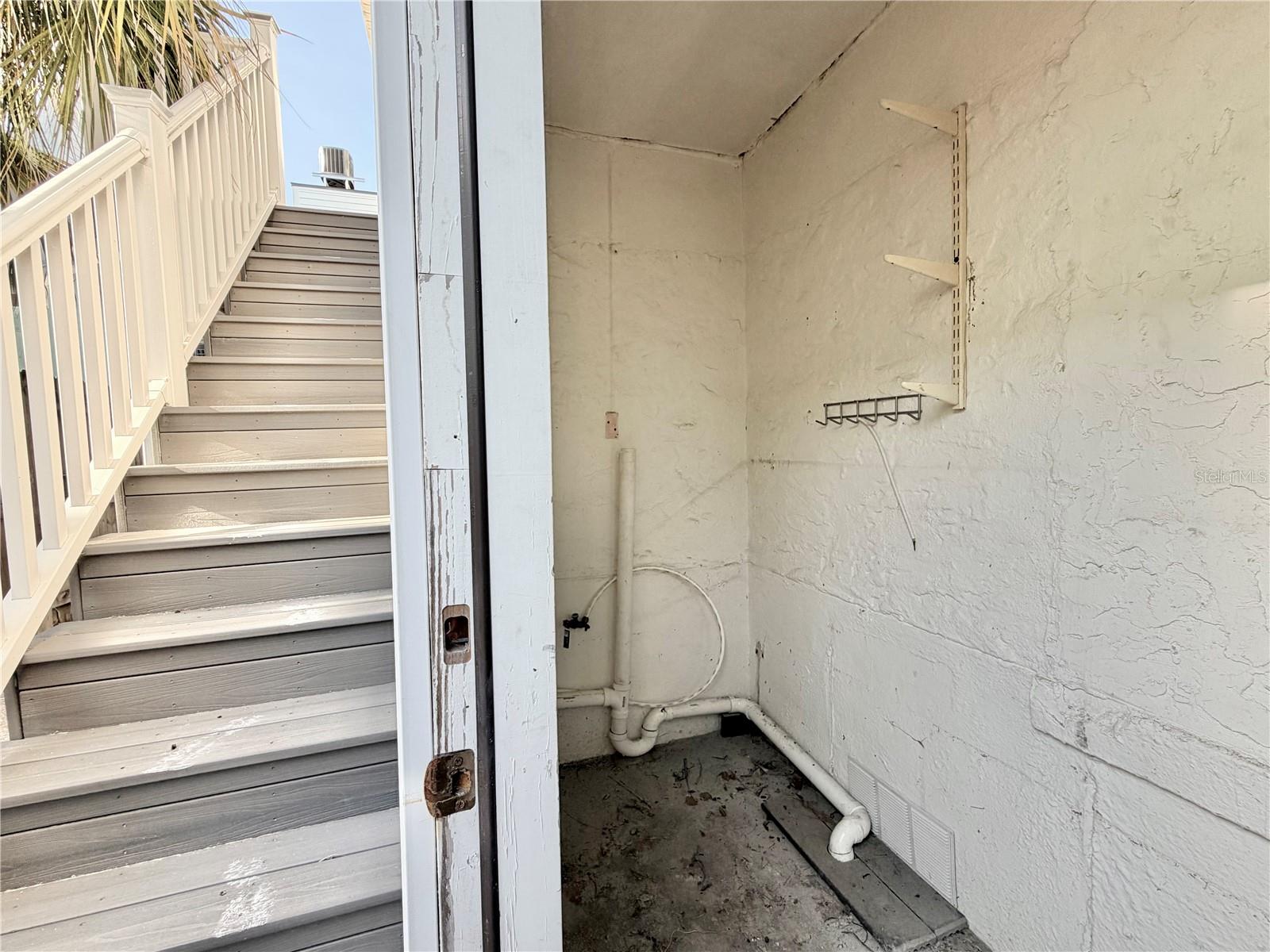 Listing photo id 46 for 664 Mandalay Avenue