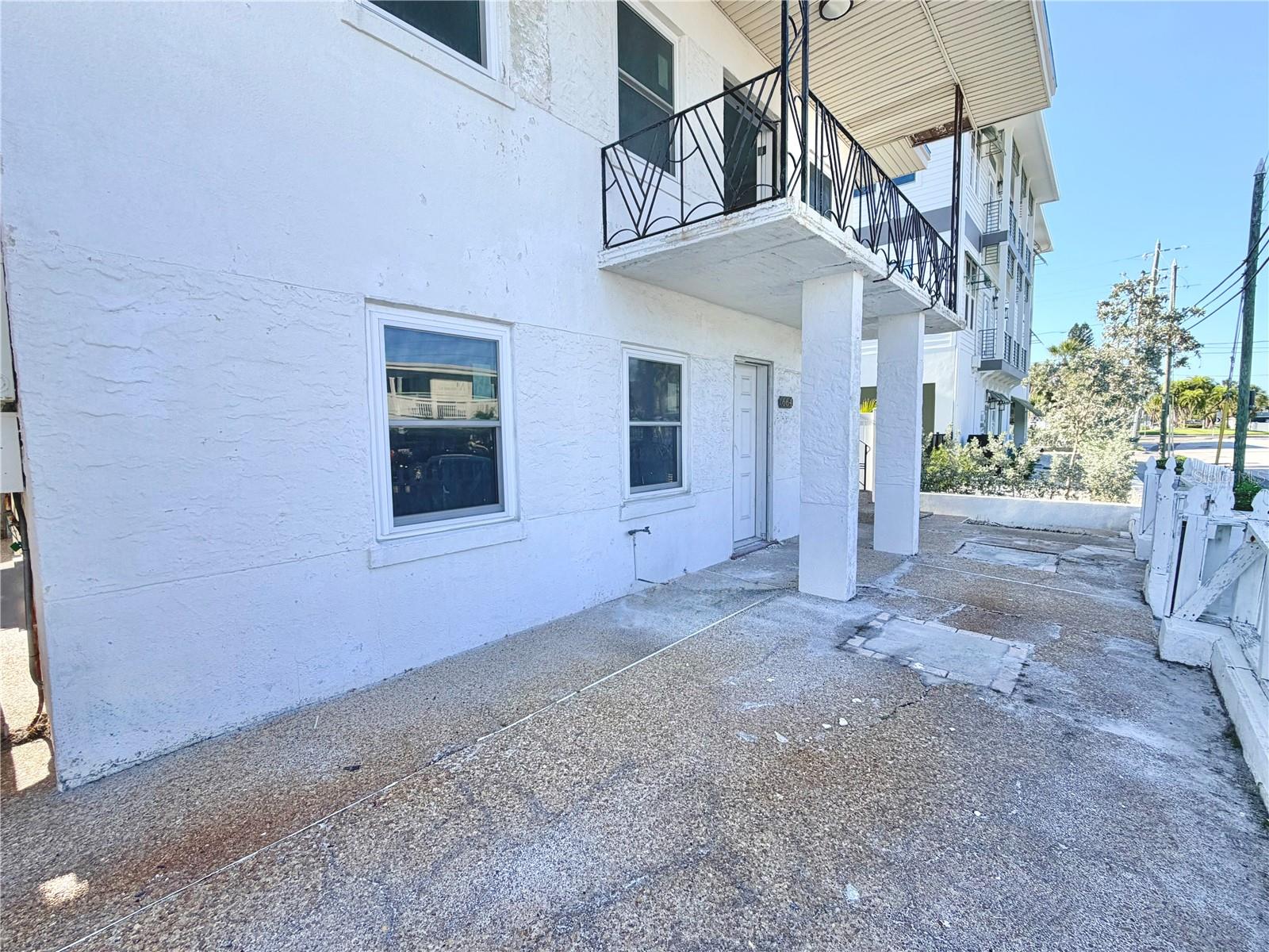 Listing photo id 3 for 664 Mandalay Avenue