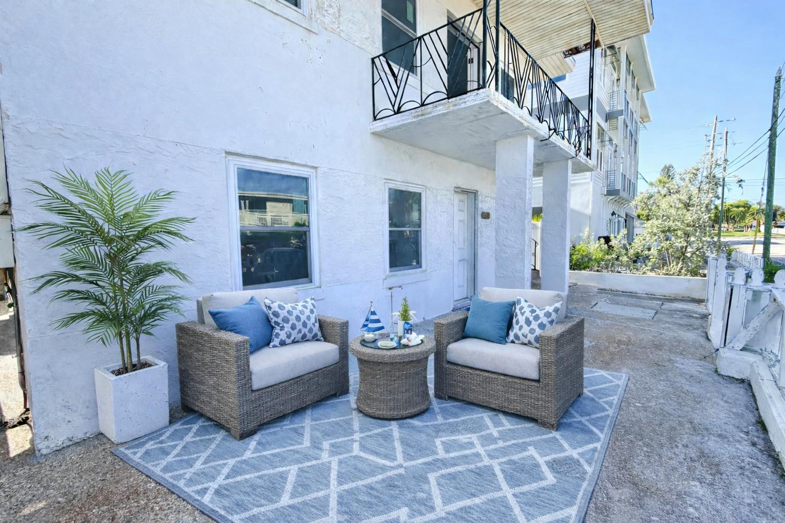 Listing photo id 4 for 664 Mandalay Avenue