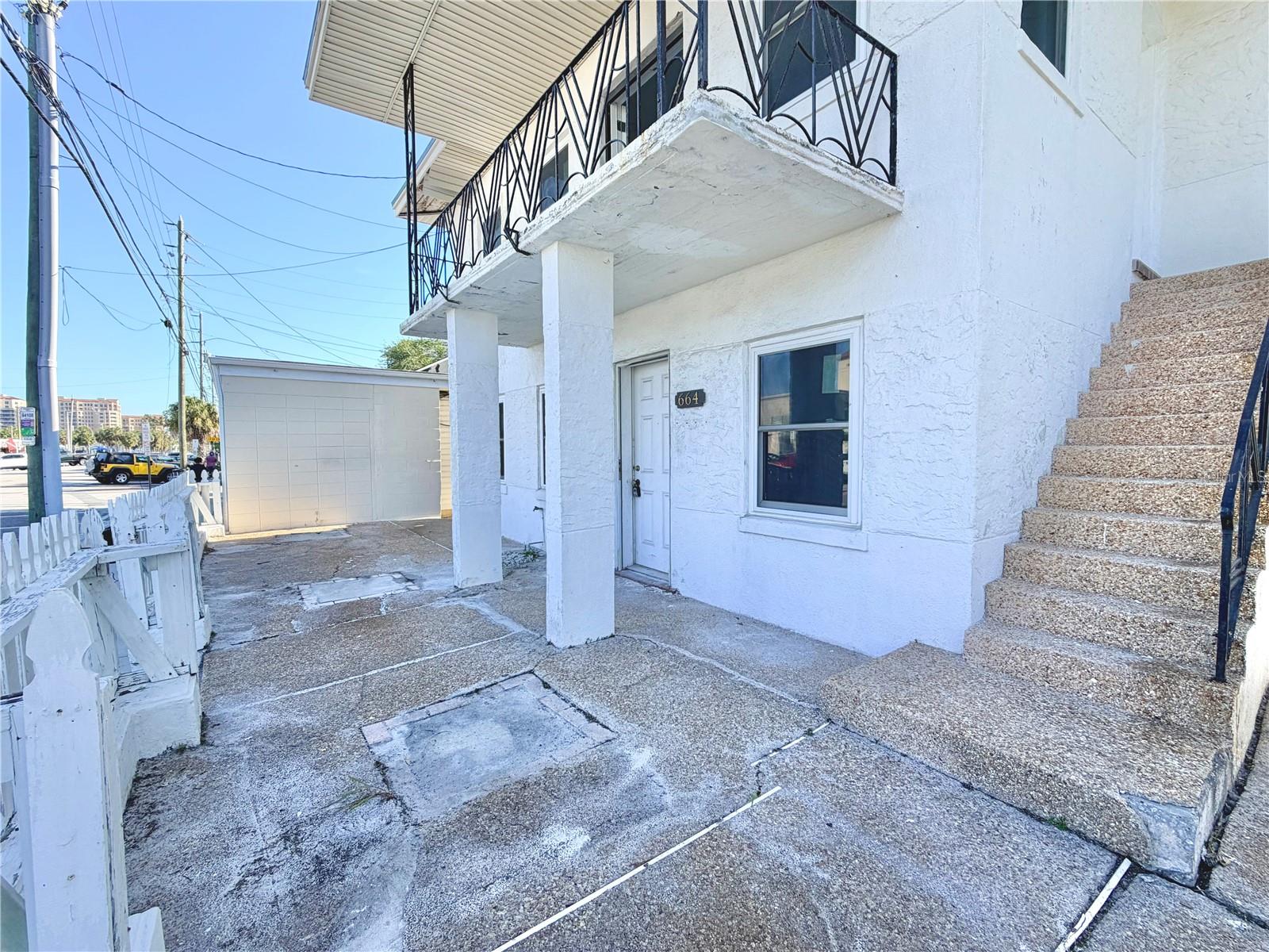 Listing photo id 5 for 664 Mandalay Avenue