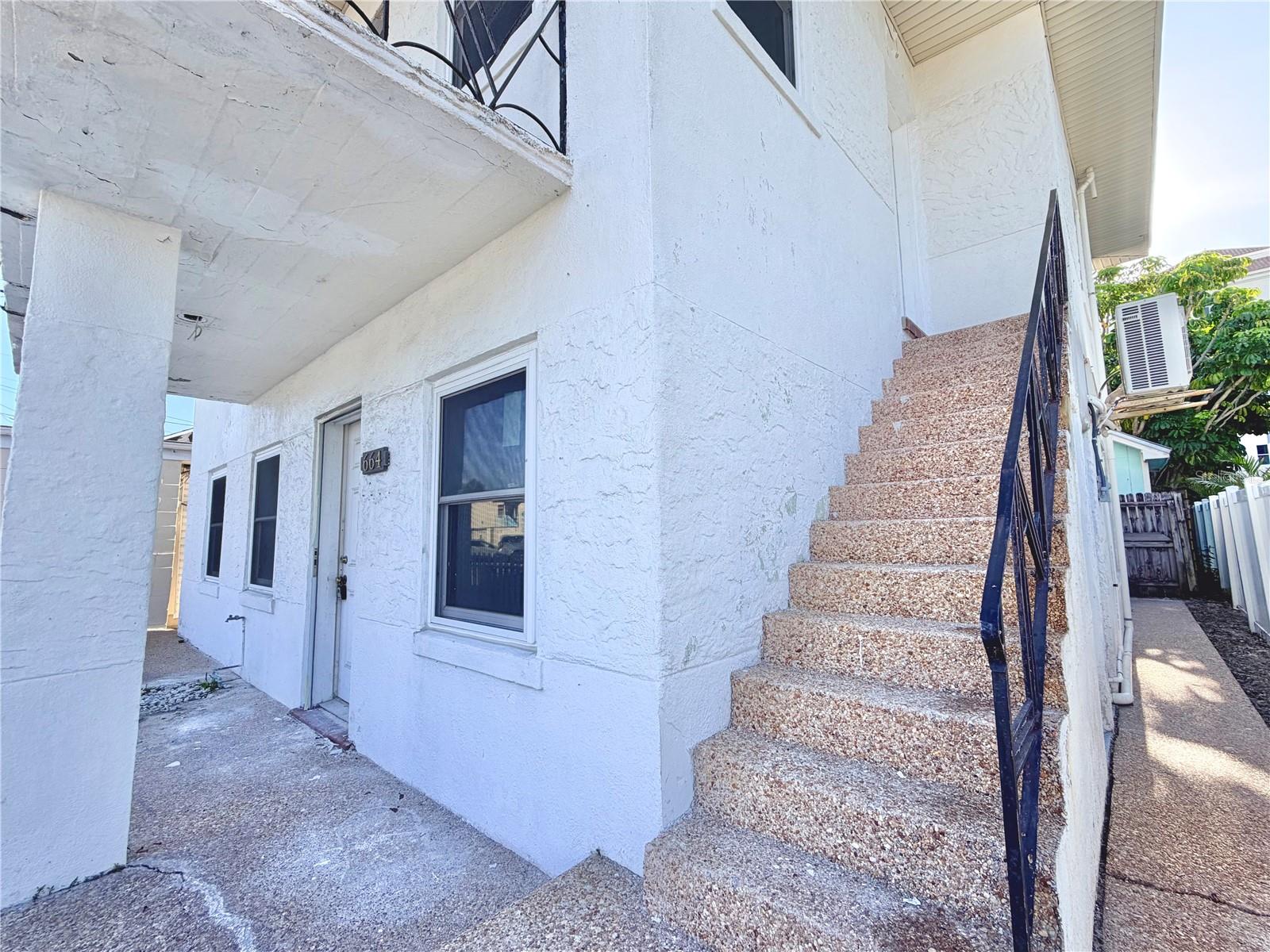 Listing photo id 6 for 664 Mandalay Avenue