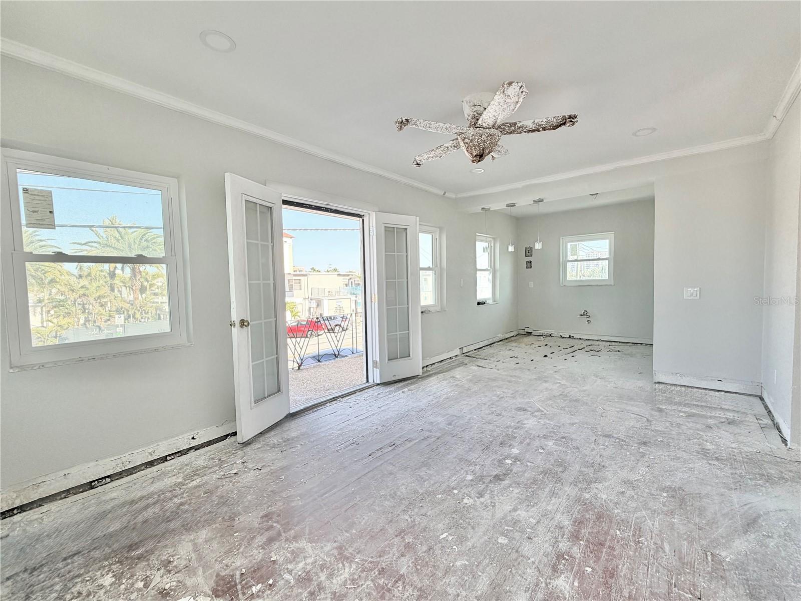 Listing photo id 7 for 664 Mandalay Avenue