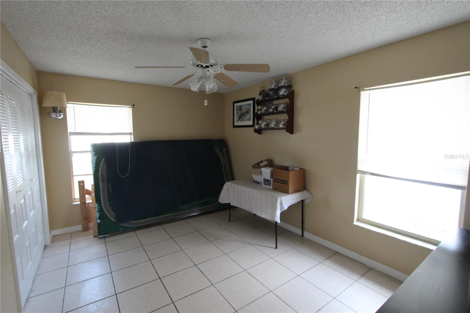 Listing photo id 8 for 5046 Kenmore Street