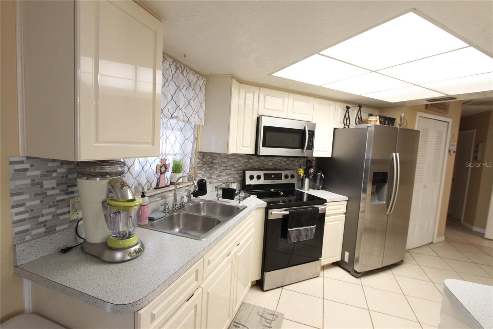 Listing photo id 2 for 5046 Kenmore Street