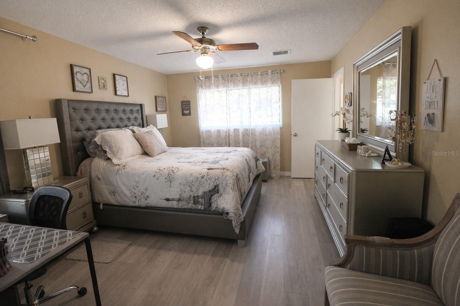 Listing photo id 3 for 5046 Kenmore Street