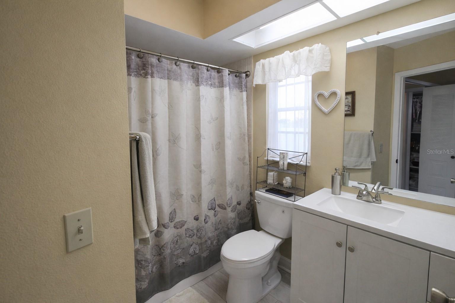 Listing photo id 5 for 5046 Kenmore Street