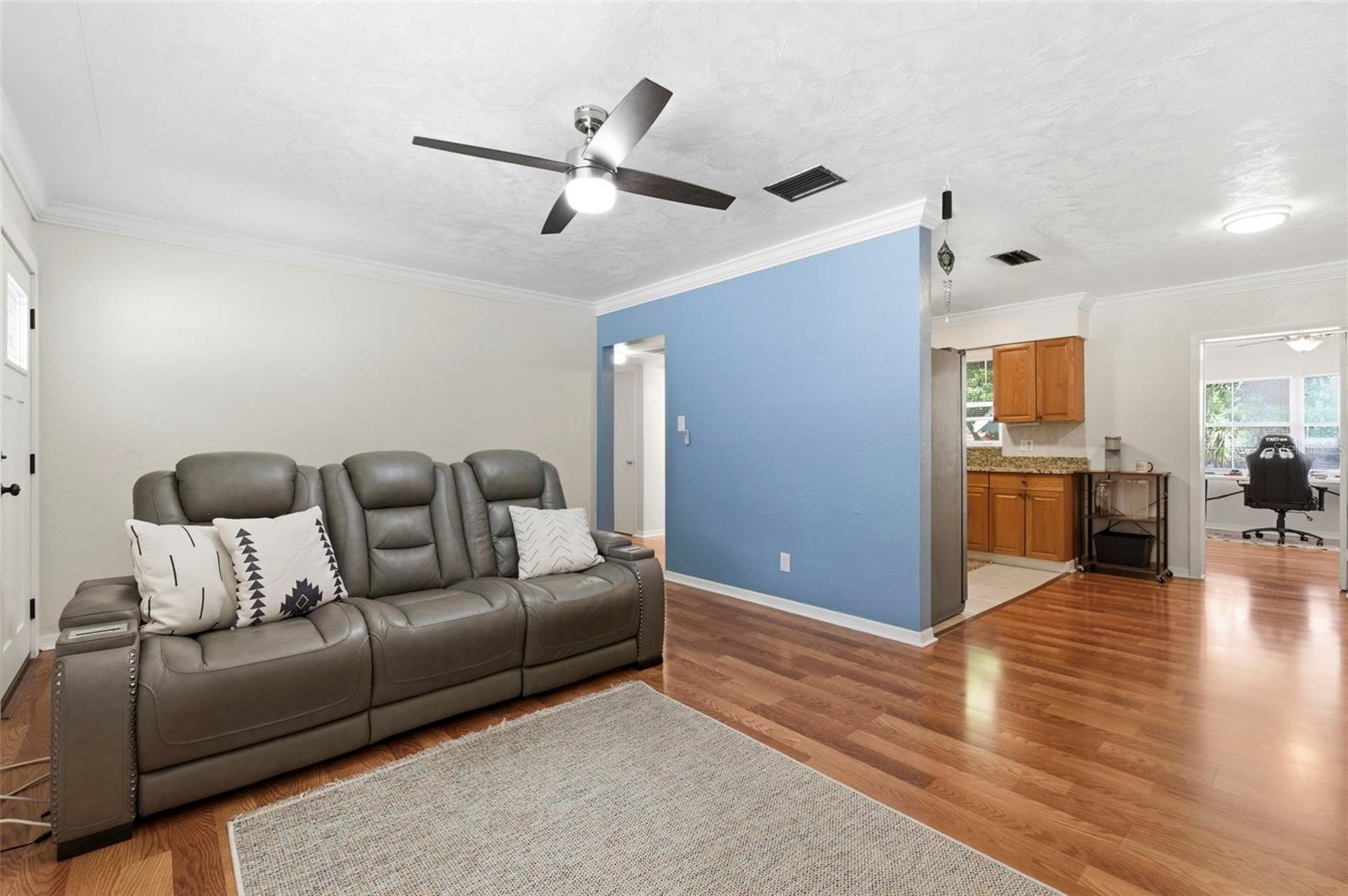 Listing photo id 9 for 2419 36th Avenue N