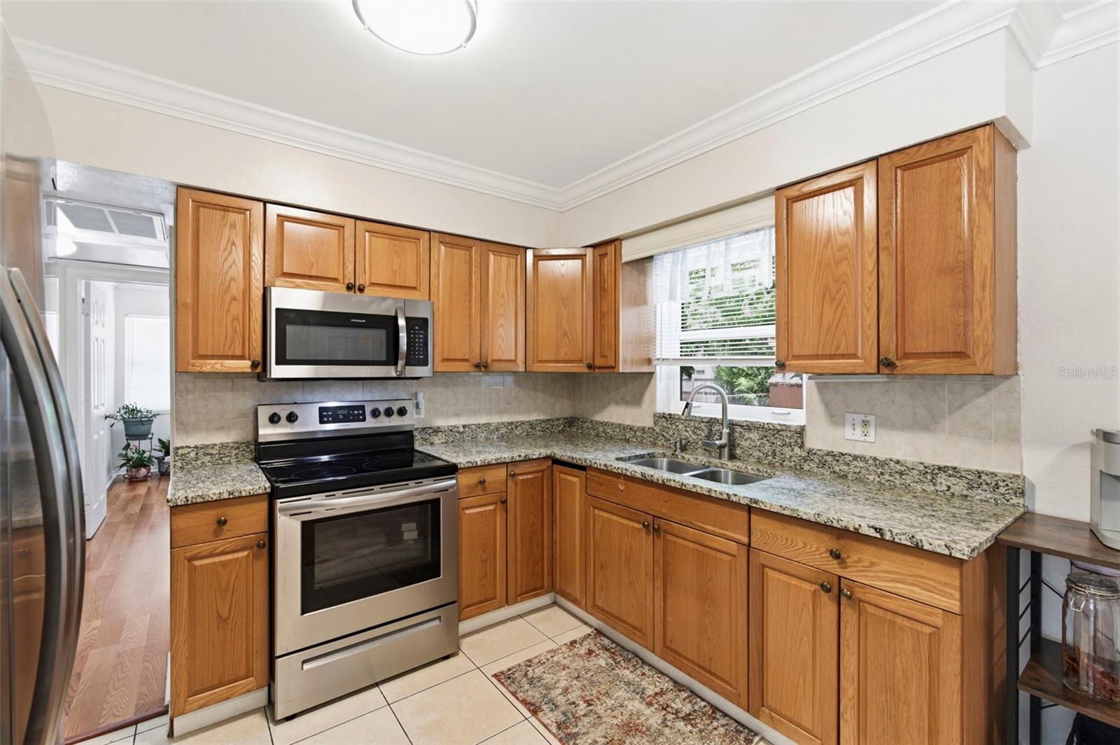 Listing photo id 12 for 2419 36th Avenue N