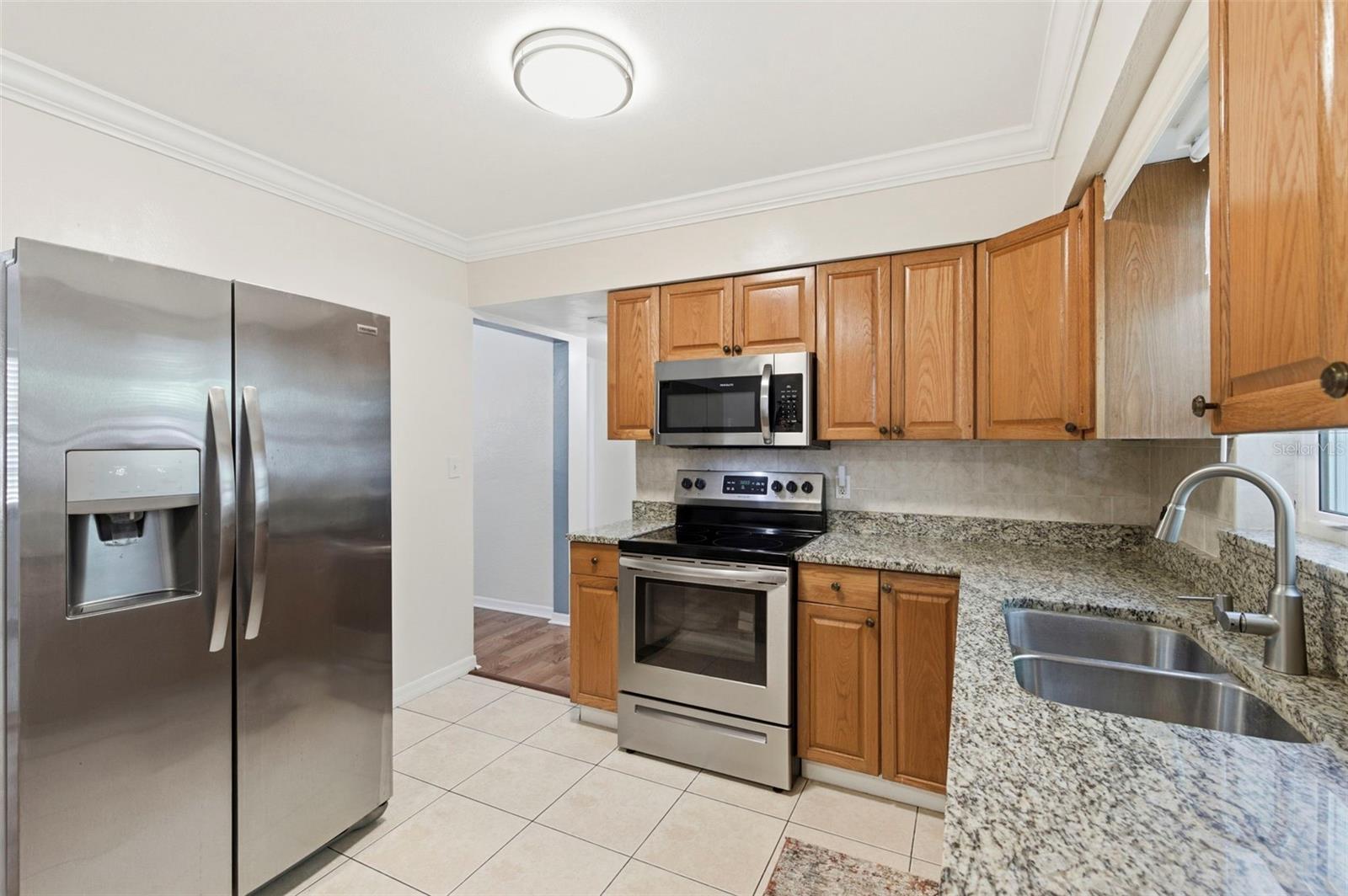 Listing photo id 13 for 2419 36th Avenue N
