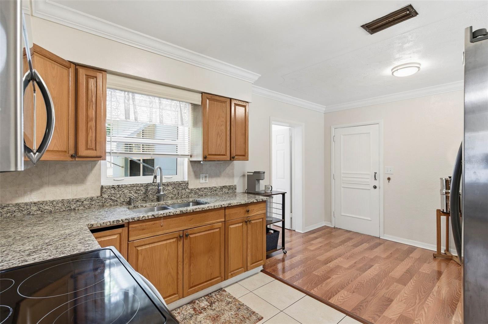 Listing photo id 14 for 2419 36th Avenue N