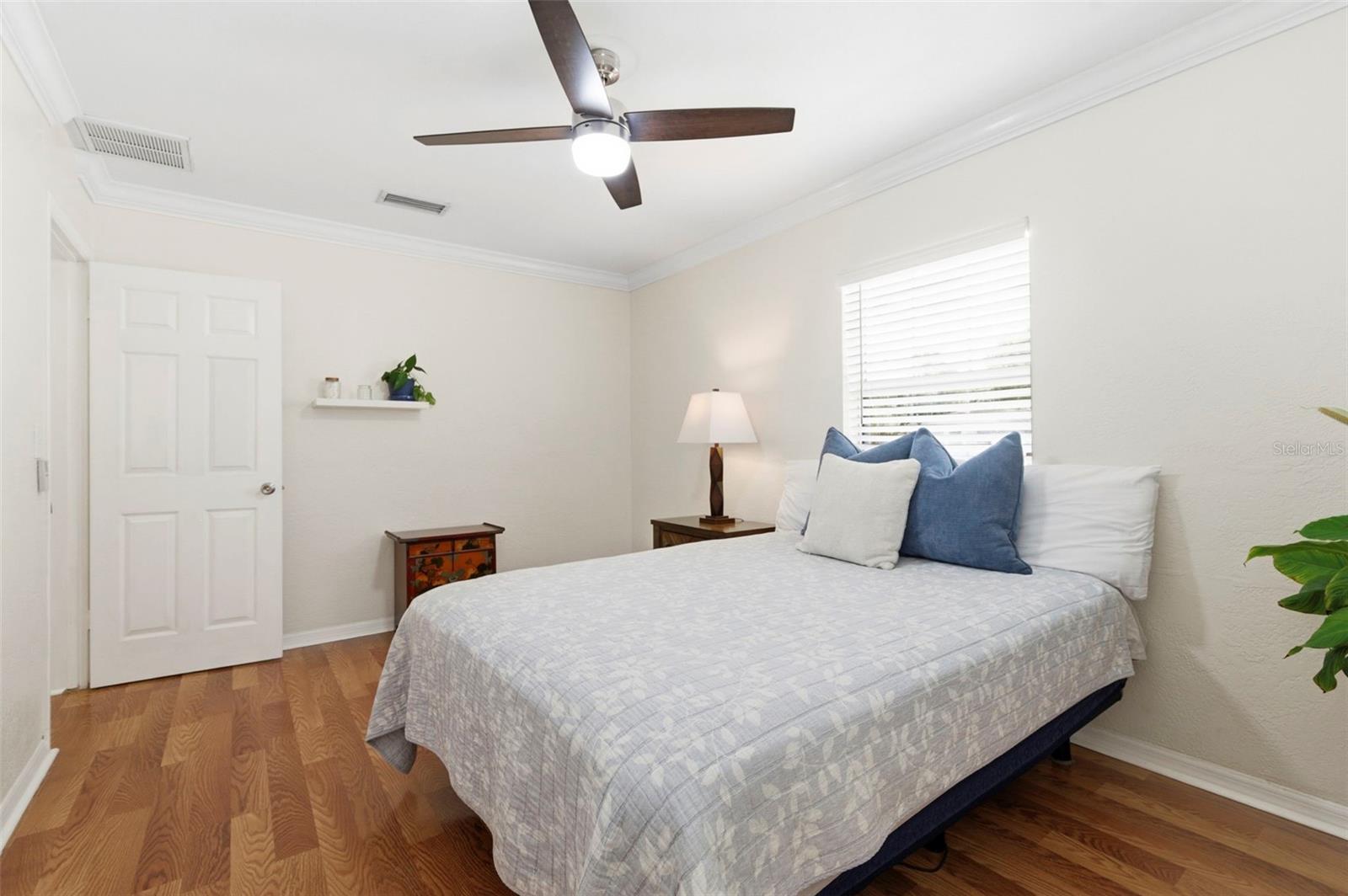 Listing photo id 16 for 2419 36th Avenue N