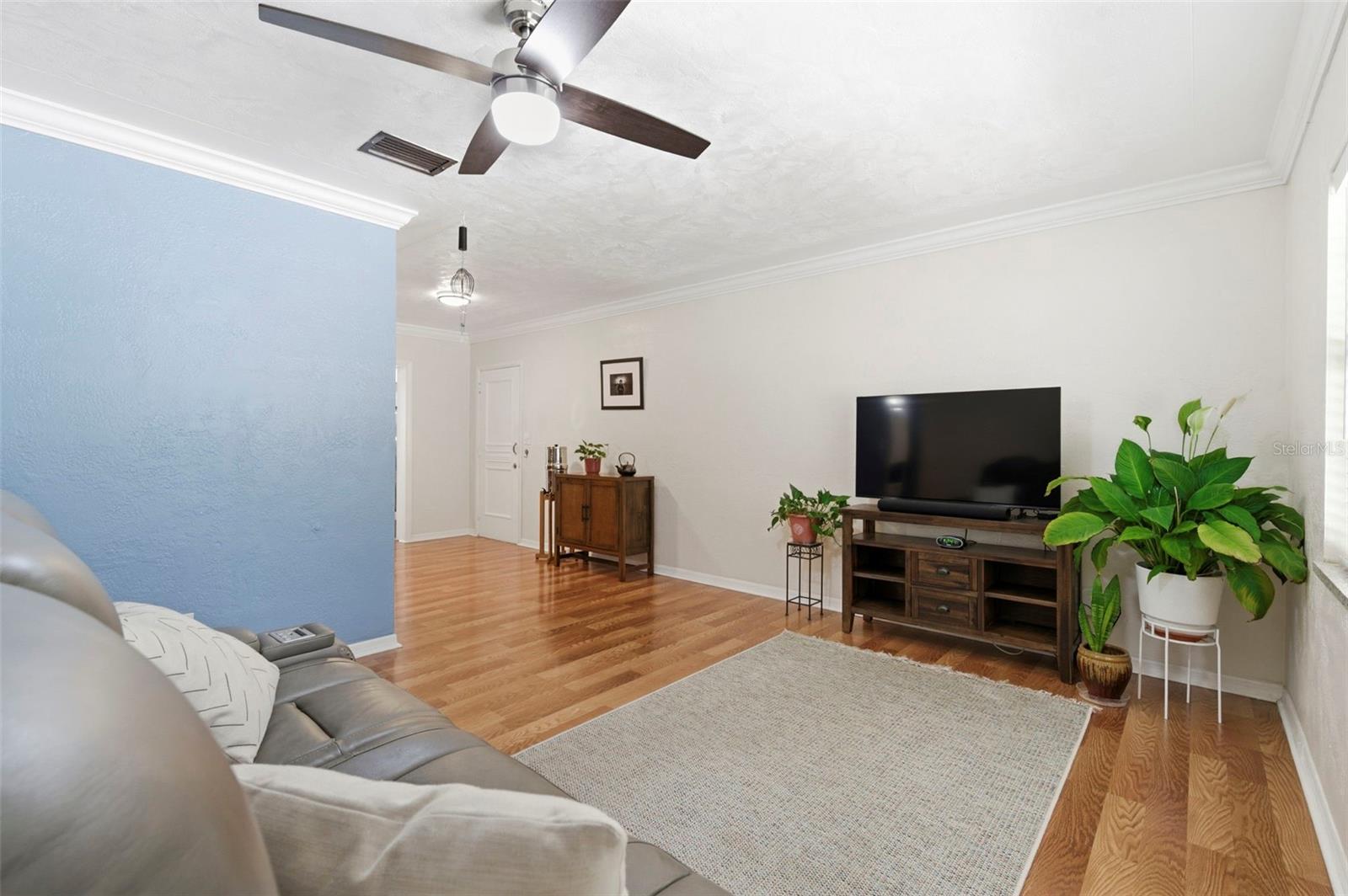 Listing photo id 0 for 2419 36th Avenue N
