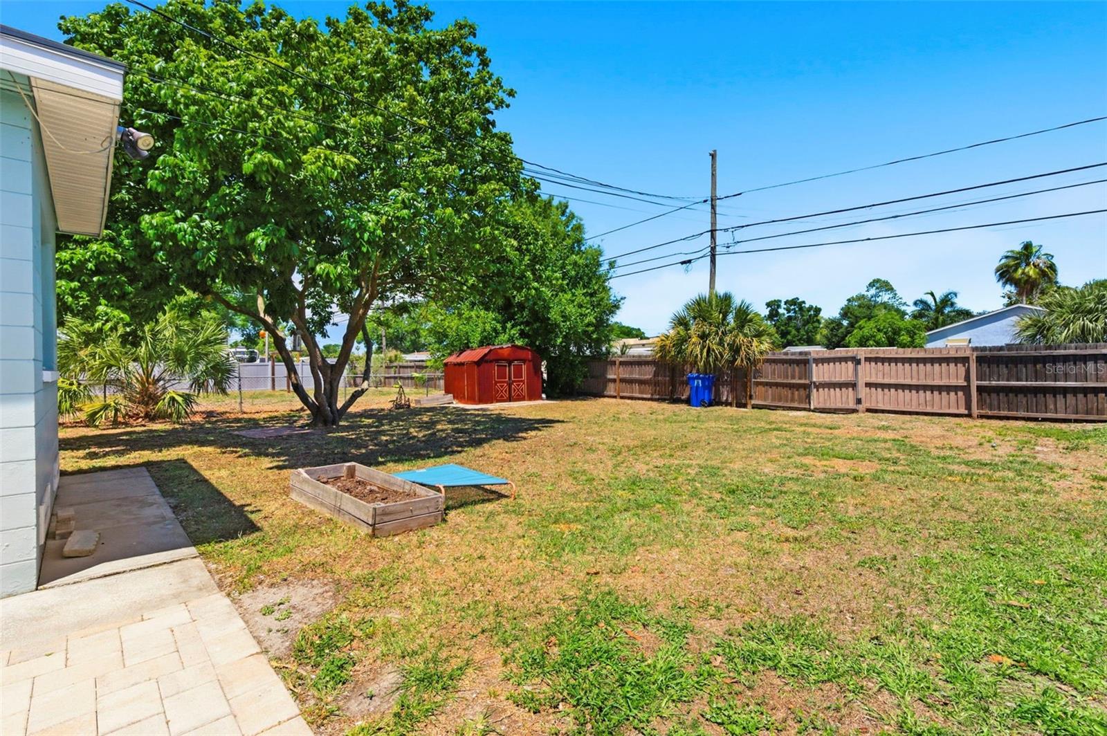 Listing photo id 23 for 2419 36th Avenue N