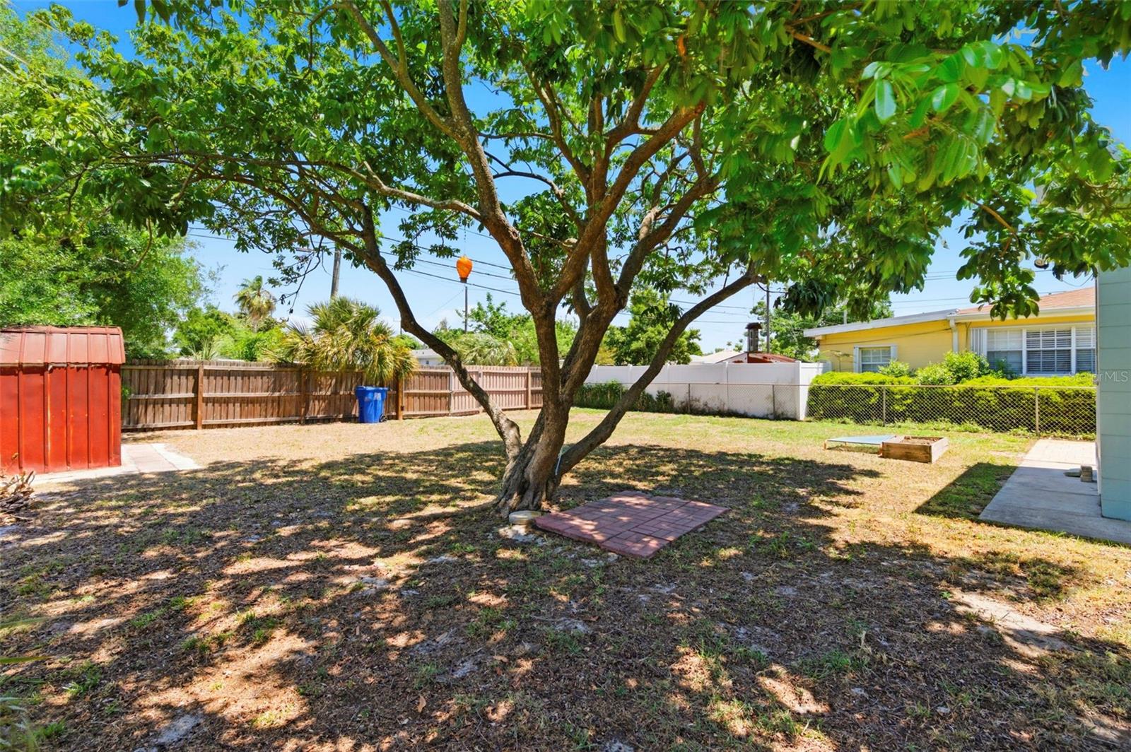 Listing photo id 24 for 2419 36th Avenue N