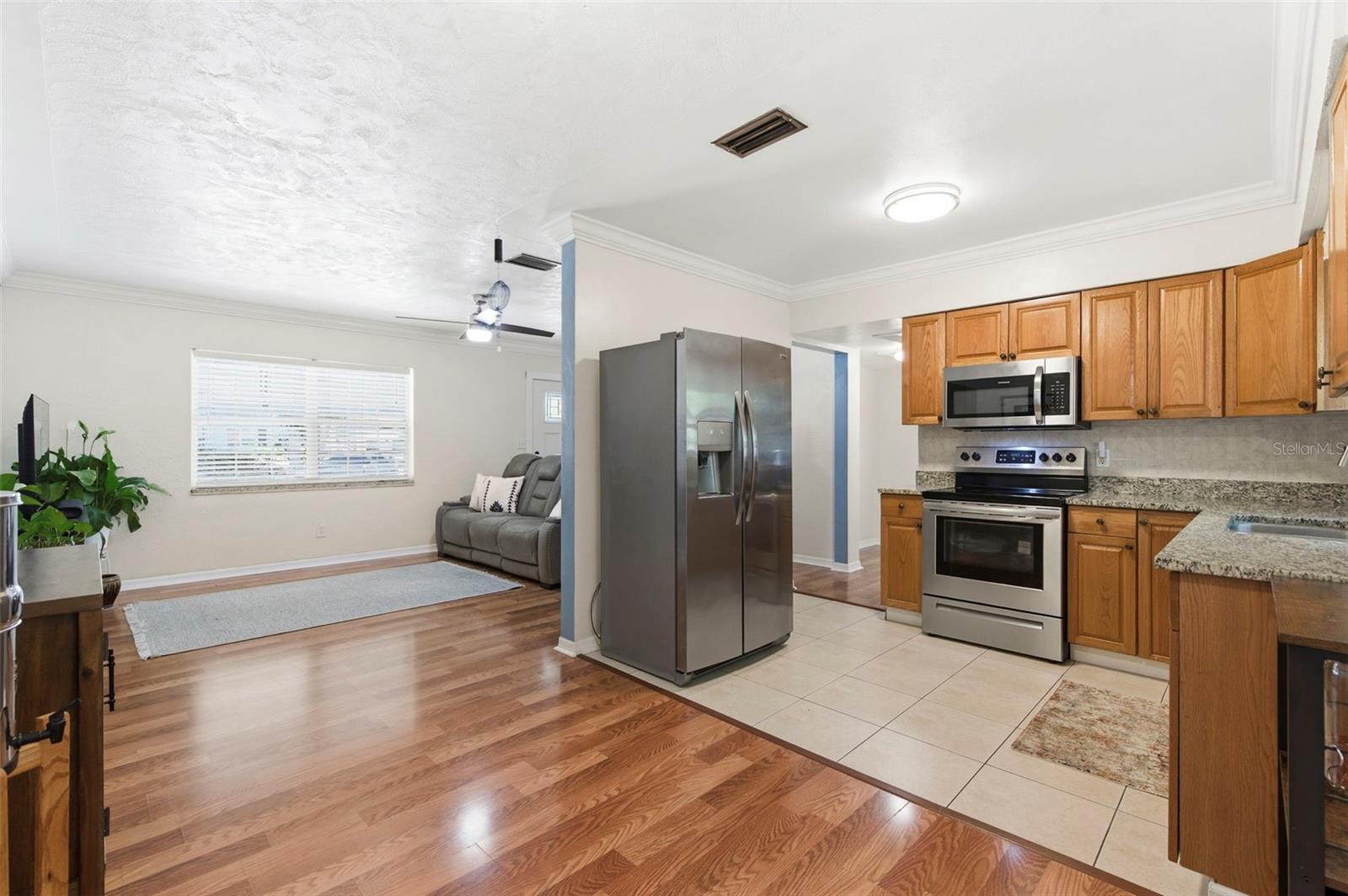 Listing photo id 3 for 2419 36th Avenue N