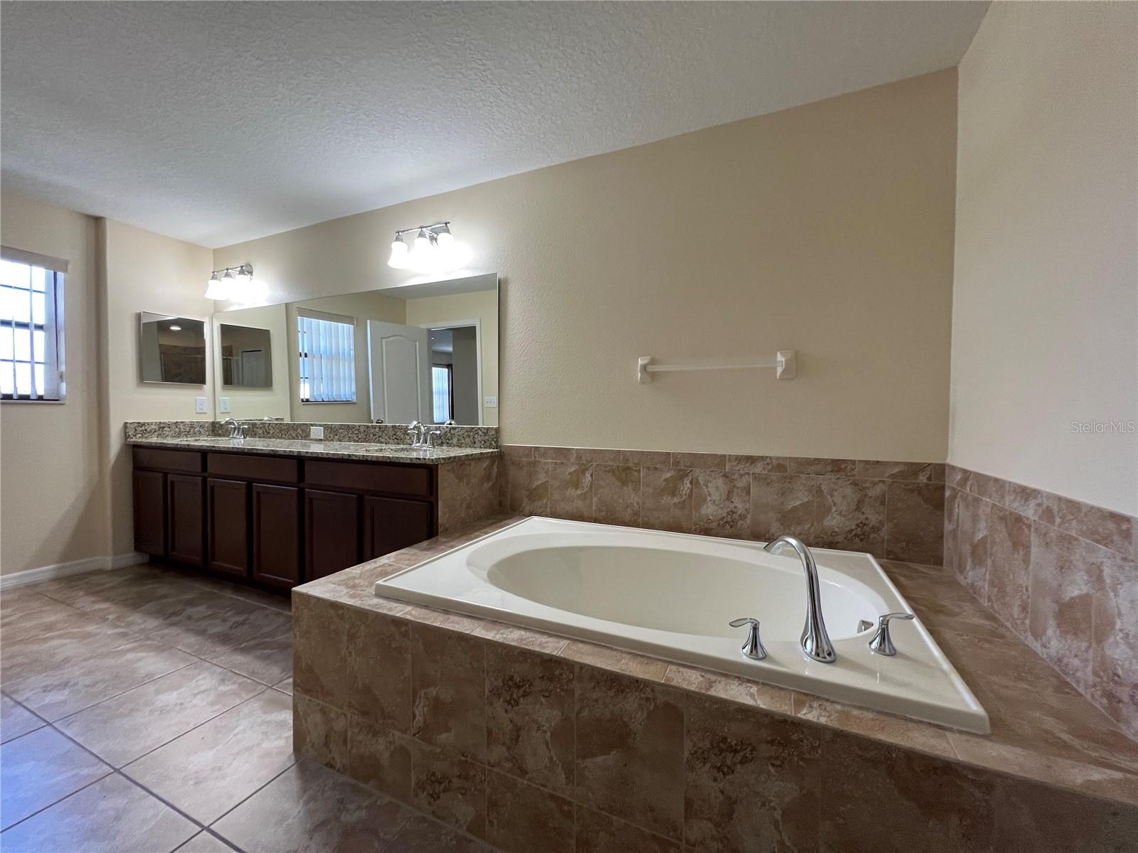 Image 17 of 30 For 20010 Date Palm Way