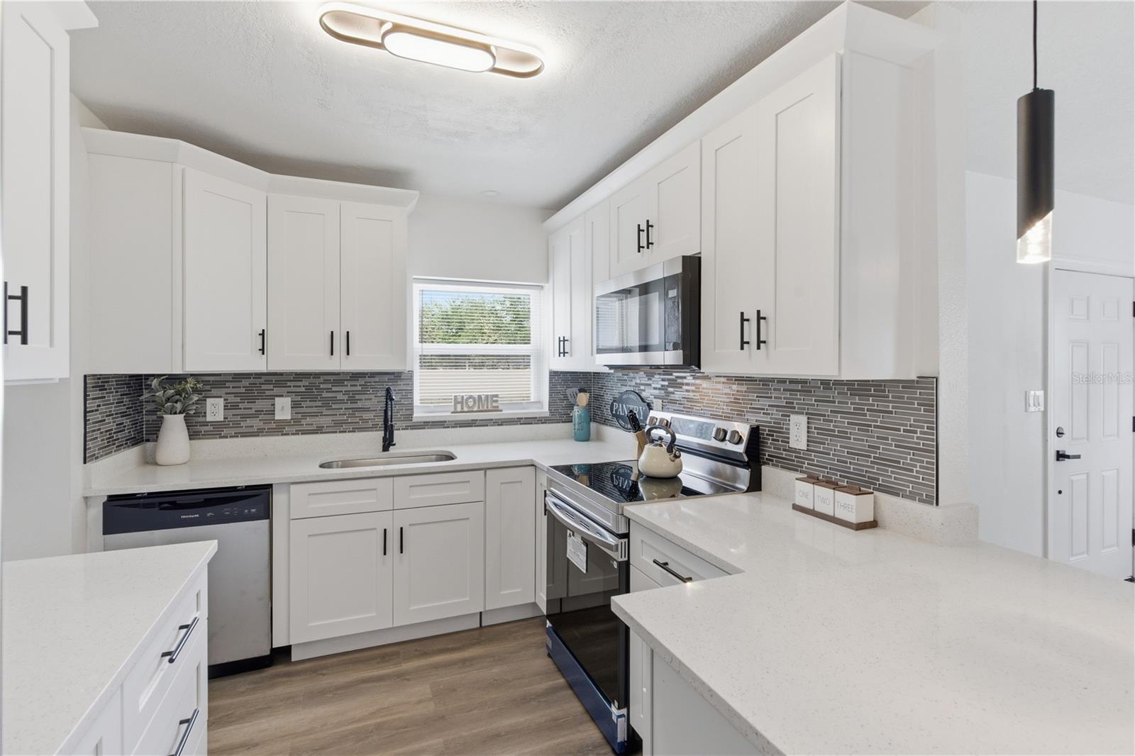 Image 20 of 41 For 923 1st Avenue Nw