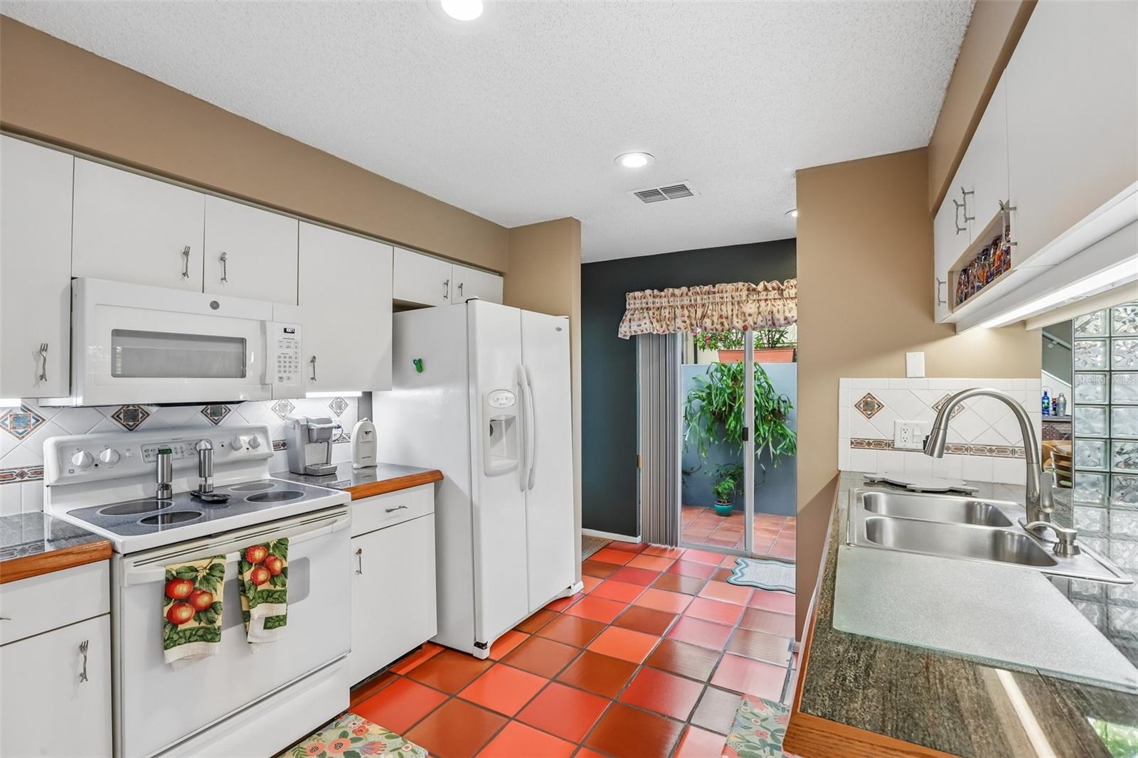 Image 14 of 35 For 3308 Santiago Street A