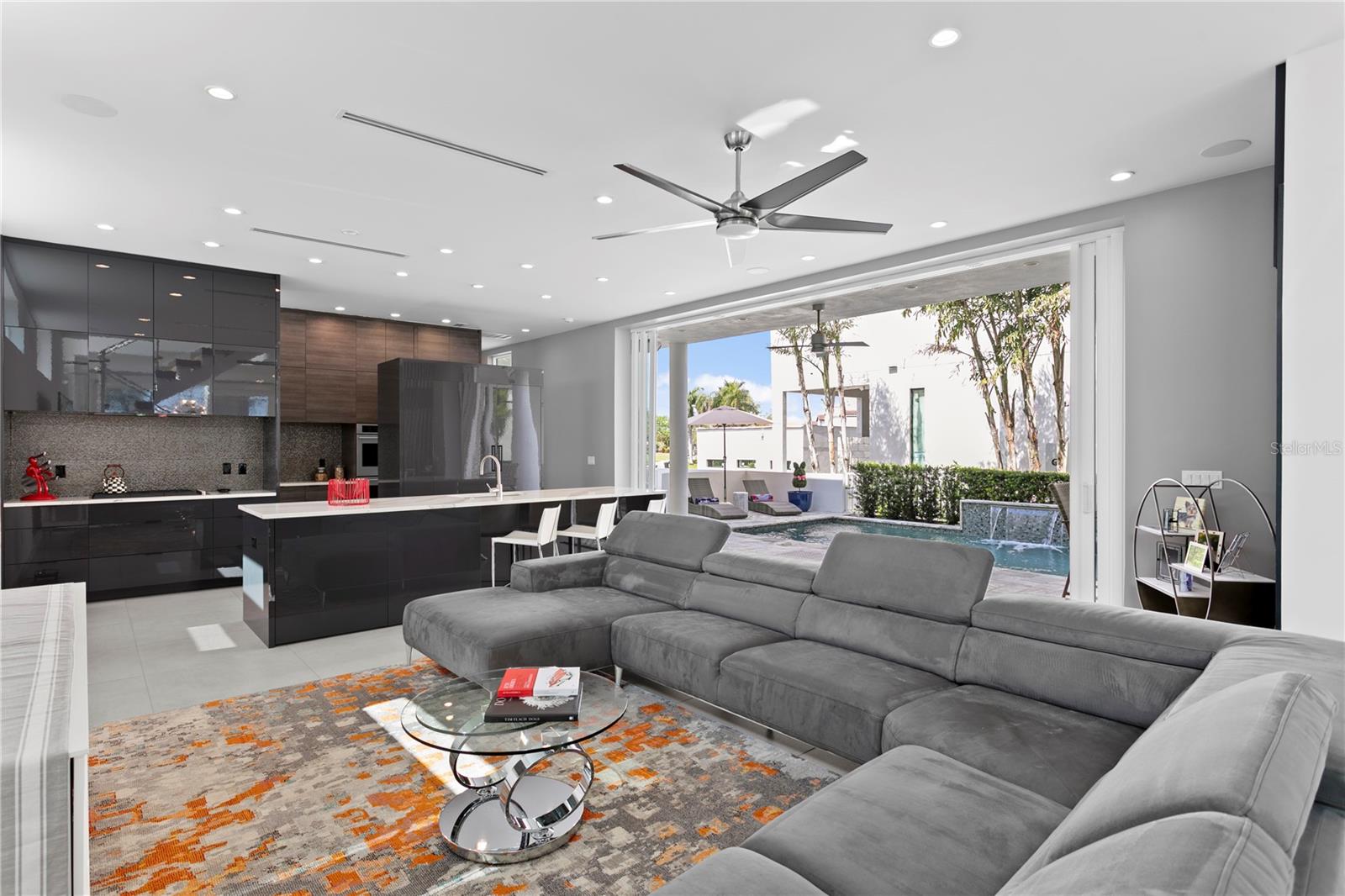 Listing photo id 8 for 110 Palmera Boulevard Ne