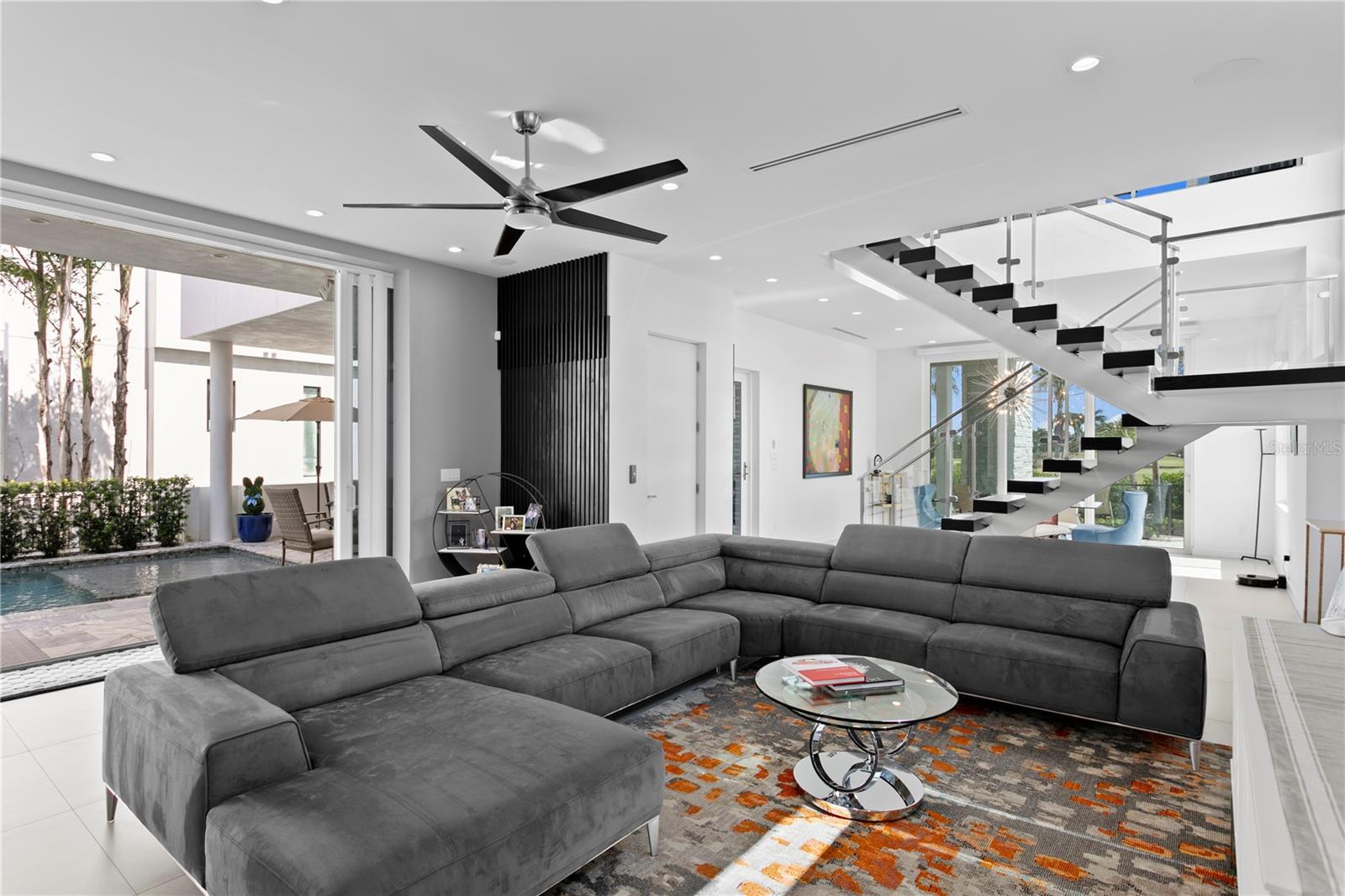 Listing photo id 9 for 110 Palmera Boulevard Ne