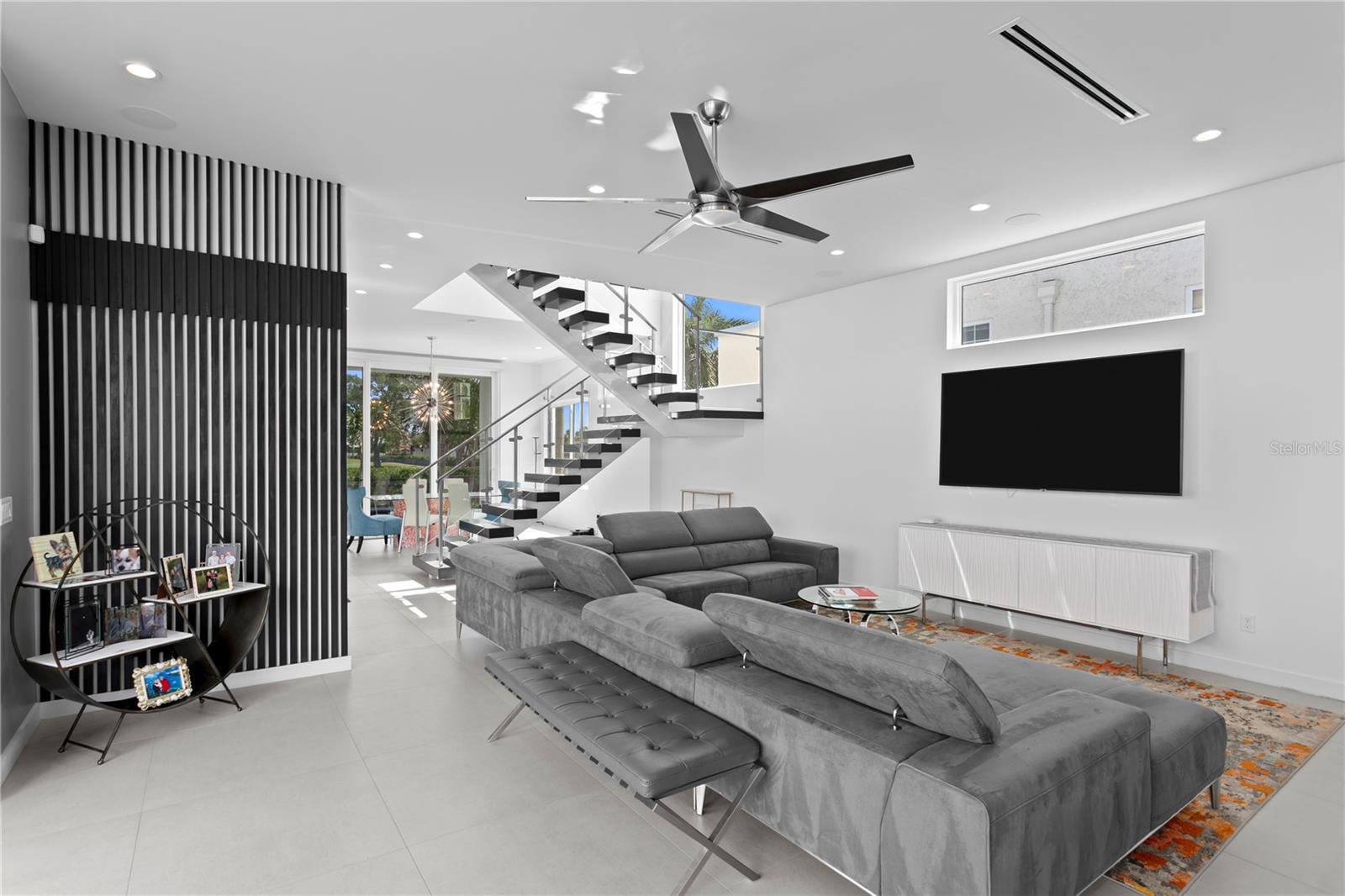 Listing photo id 10 for 110 Palmera Boulevard Ne